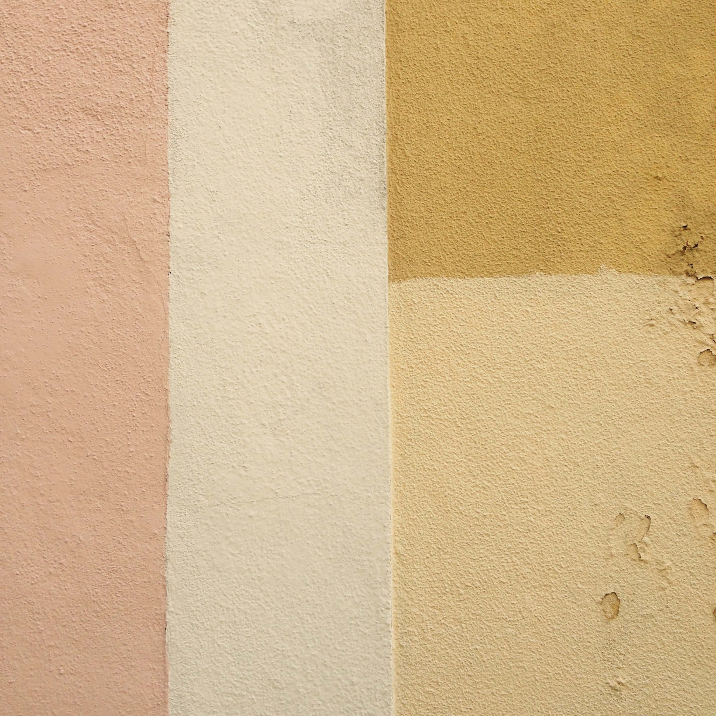 Farbkombi-Inspiration: Wand mit drei farbig gestrichenen Flächen in Rosa, Creme und Ocker-Gelb nebeneinander