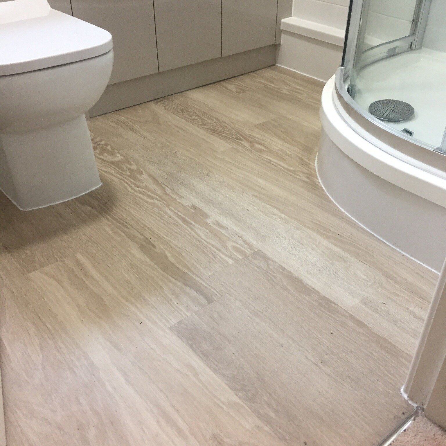 Dutch Limed Oak works beautifully even in those smaller spaces, it's the perfect colour pitch where the tones throughout the planks add a touch of warmth but also keep the smaller areas nice and light but still practical! 😍

@karndean_uk Knight Tile