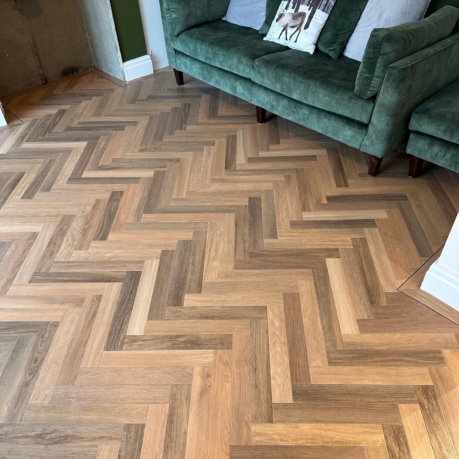 Prairie Oak presents a beautiful array of pale earthy browns. The lighter shades offer a stylish modern alternative to traditional oak flooring without losing the detail in the grain. 

📸 Art Select ~ Prairie Oak SM-RL20 - Fitted by us last week 😍?