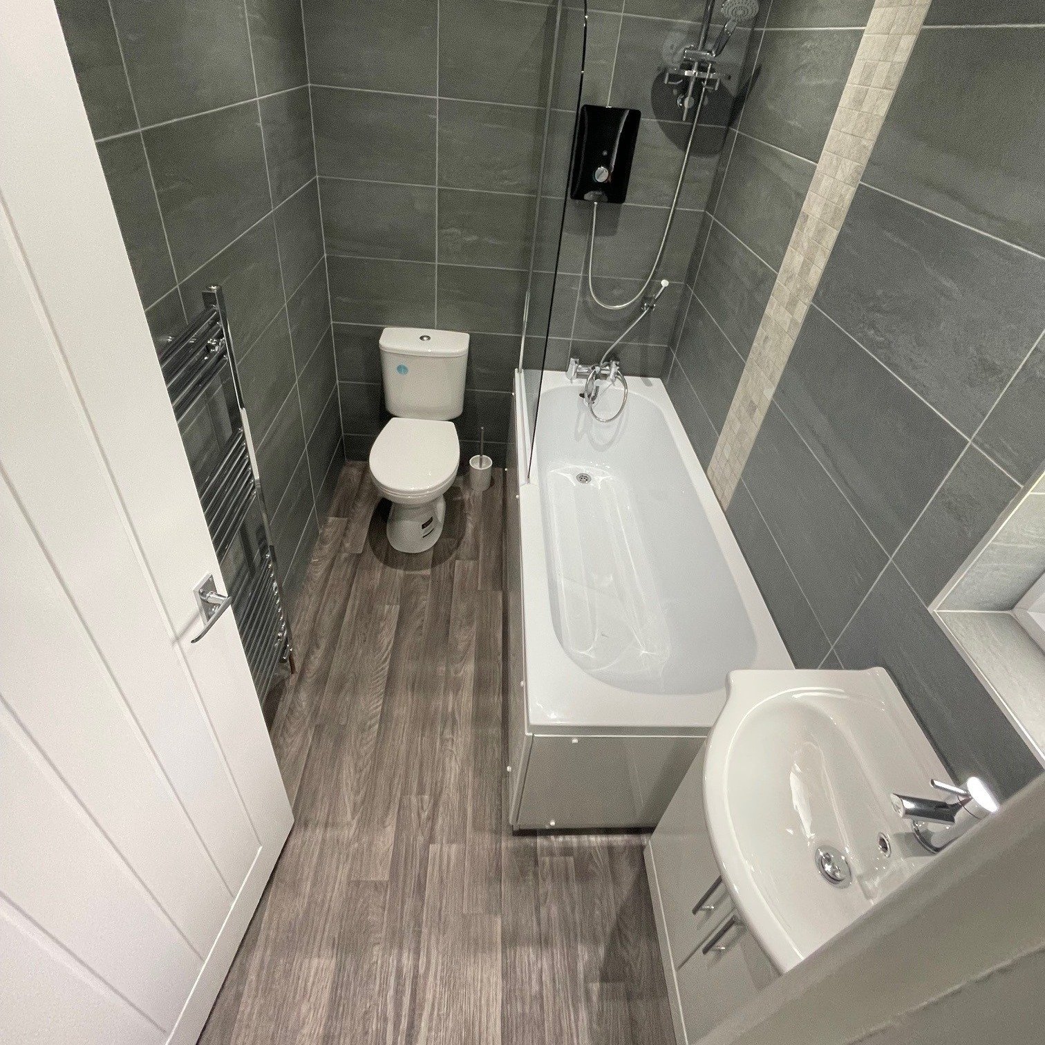 @cappersharrock Solis Woods - Colour Griffin fitted by us last week in this customers Bathroom! 👌
.
.
.
 #familybusiness #cleanhomecleanmind #sbffloors #cushionflooring #trustpilot #homeinspo #reviews #oldham #beboldbecreativebeyou #familyrunbusines