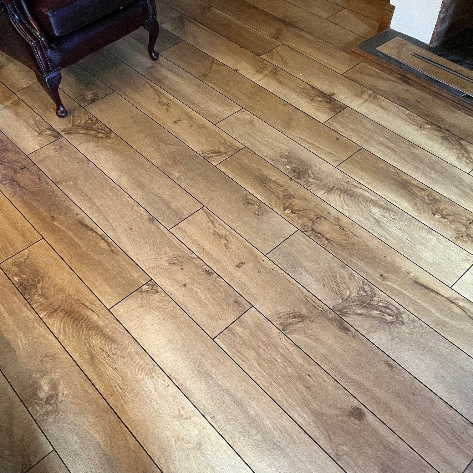 📸 Van Gogh - Auckland Oak VGW52T

Auckland Oak from @karndean_uk  Van Gogh wood collection has a classic honey oak colour with distinctive authentic knot details for a classic and versatile oak look.

Fitted by us in a Ships Decking effect, using th