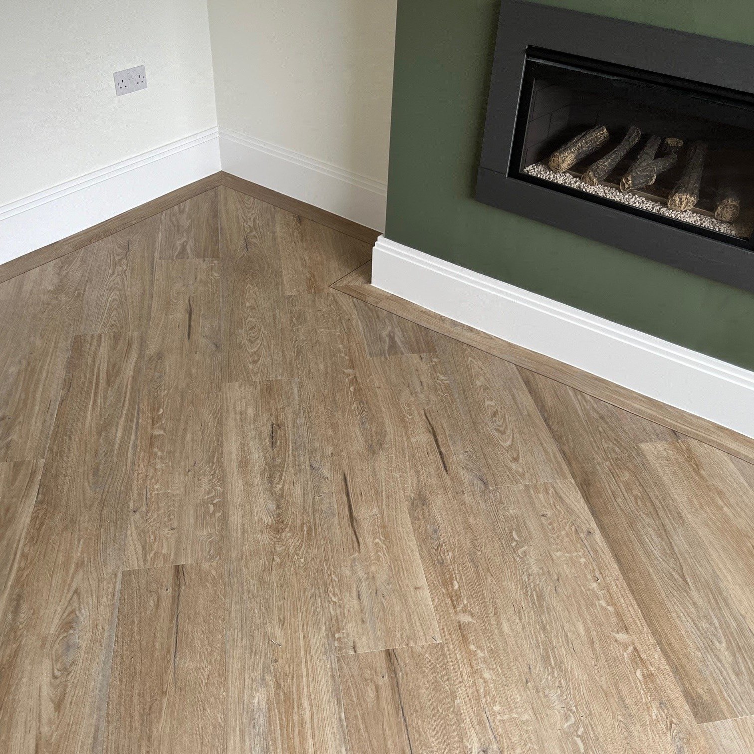 📸 @karndean_uk  Van Gogh - Hayfield Oak VGW8241 😍

This colour is definitely becoming one of our new favourites! 👌

Fitted by us last week. Plank perimeter border and 45 degree main field with Coffee Feature Strip! 
.
.
.
 #feedback #sbffloors #ka