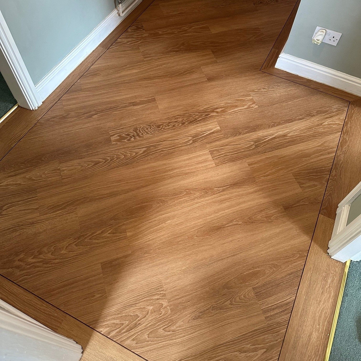 📸 @karndean_uk Knight Tile - Honey Limed Oak KP155

Fitted by us on a 45 degree angle with a perimeter border, using the Russet design strip!
.
.
.
 #YourSpaceYourStyle #flooring #sbffloors #feedback #designflooring #familybusiness #simplybeautifulf