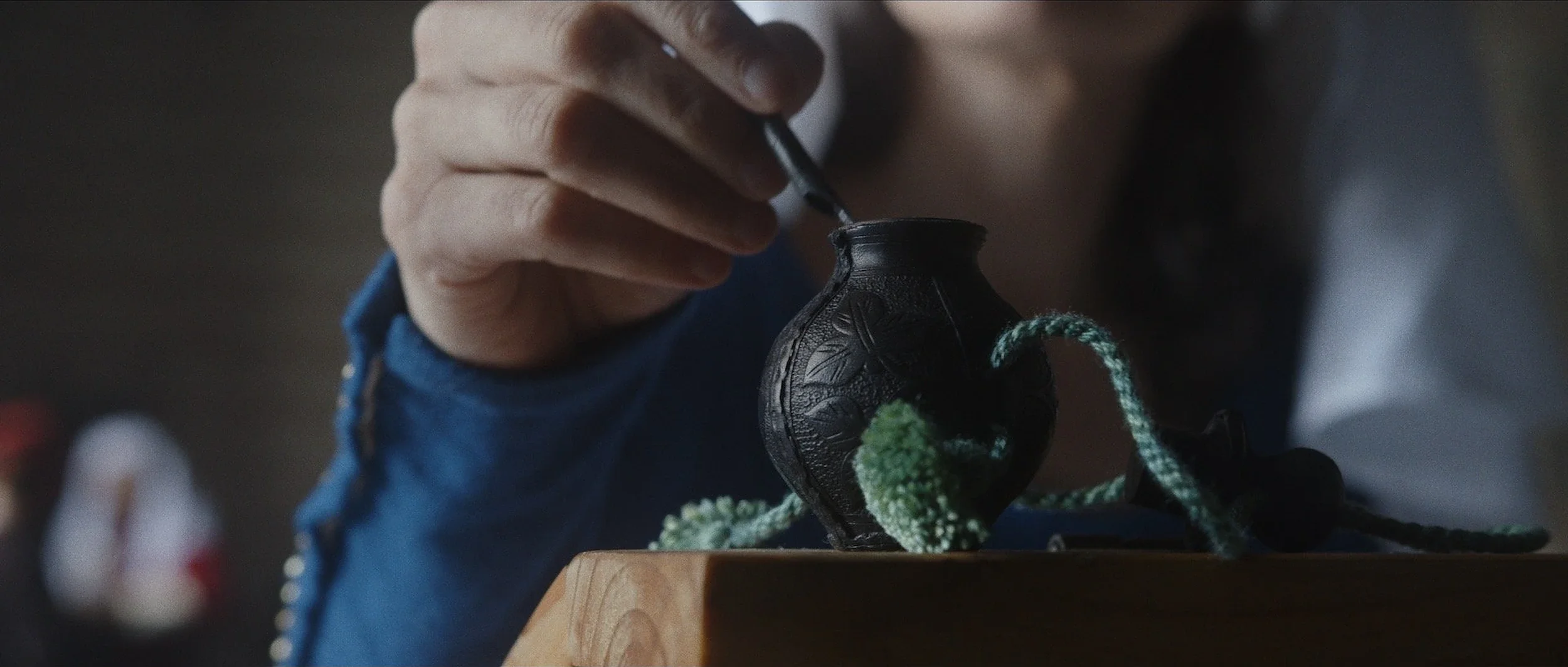 unige-heritage-documentary-hand-ceramic-inkwell.webp