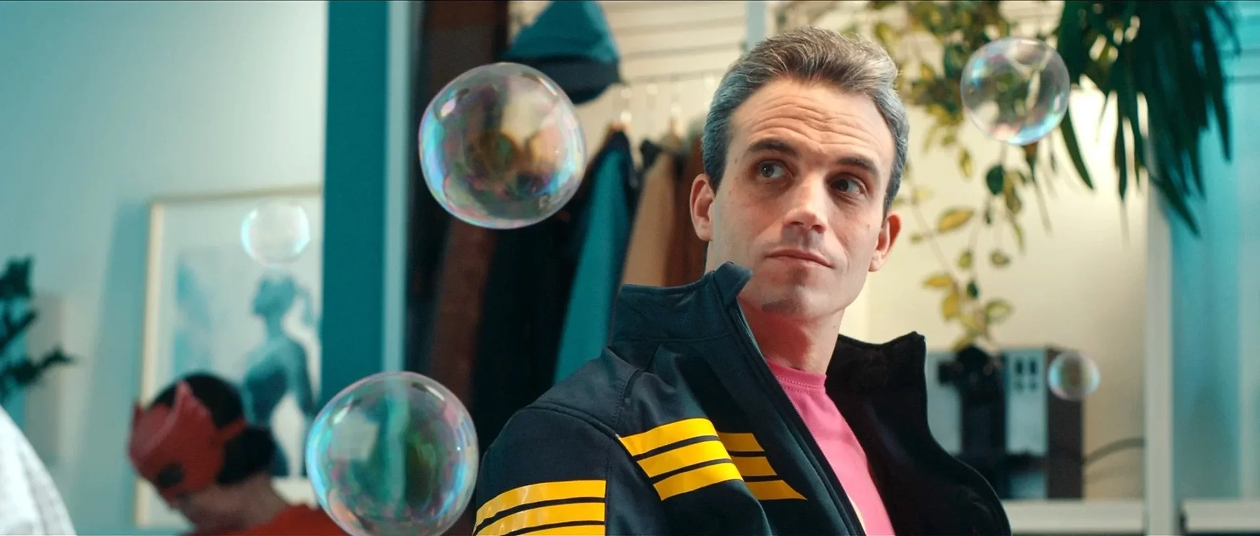 capitaine-bulle-comedy-film-captain-jacket-soap-bubbles.webp
