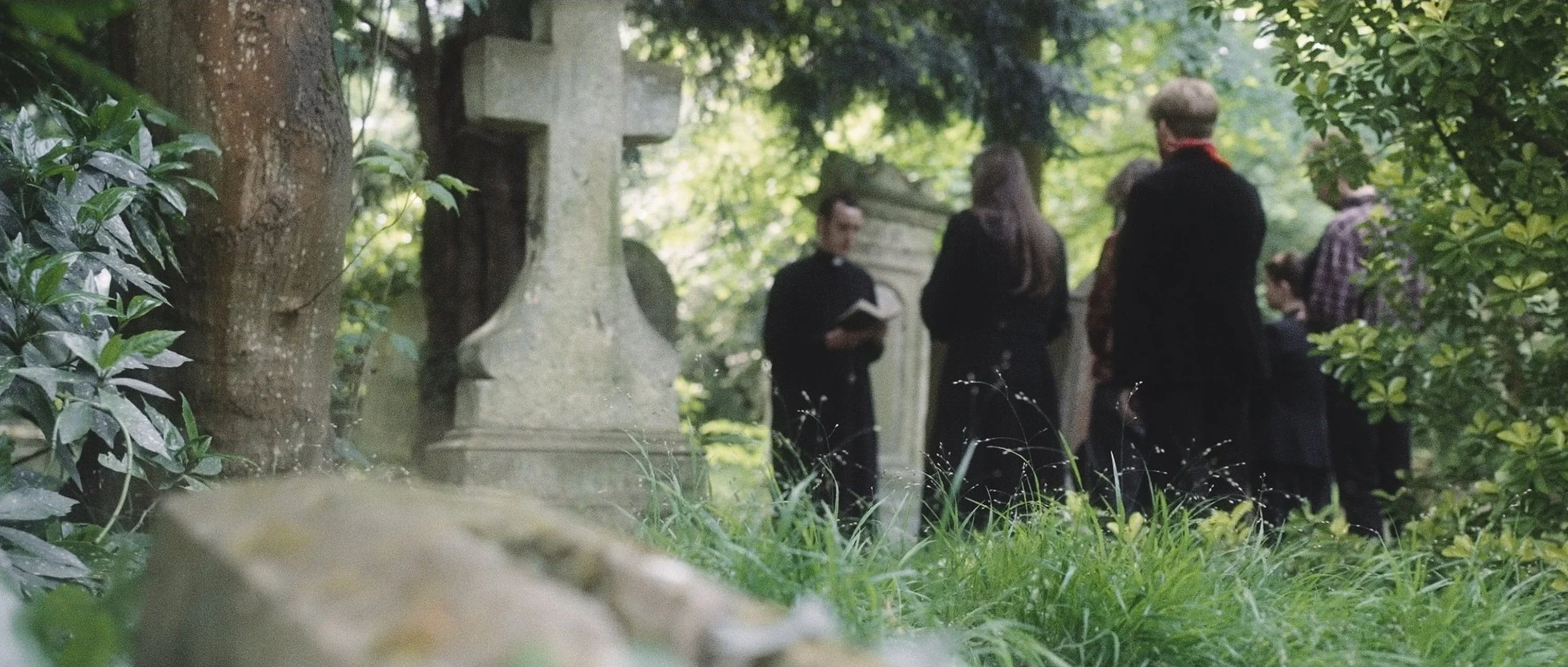 gunslinger-western-short-film-graveside-funeral.webp