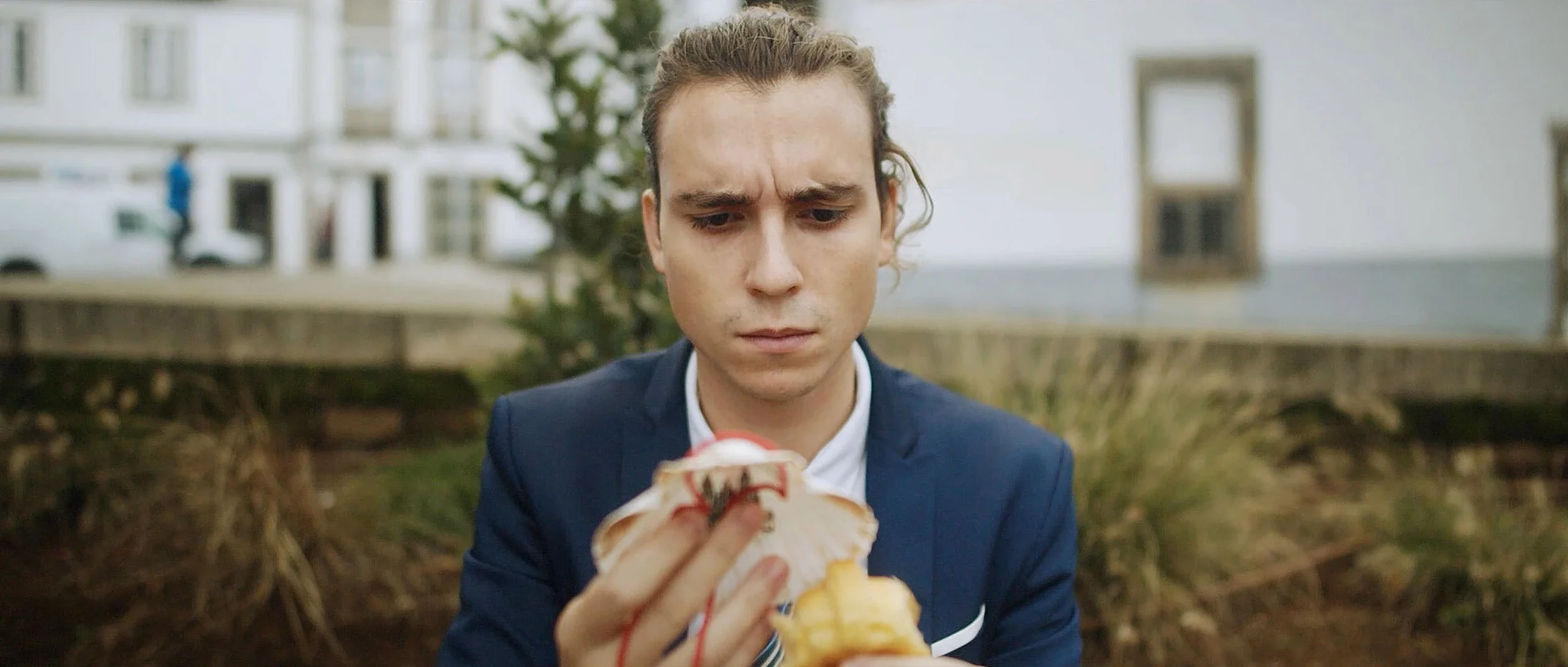 el-camino-short-film-pilgrim-eating-seaside-promenade.webp