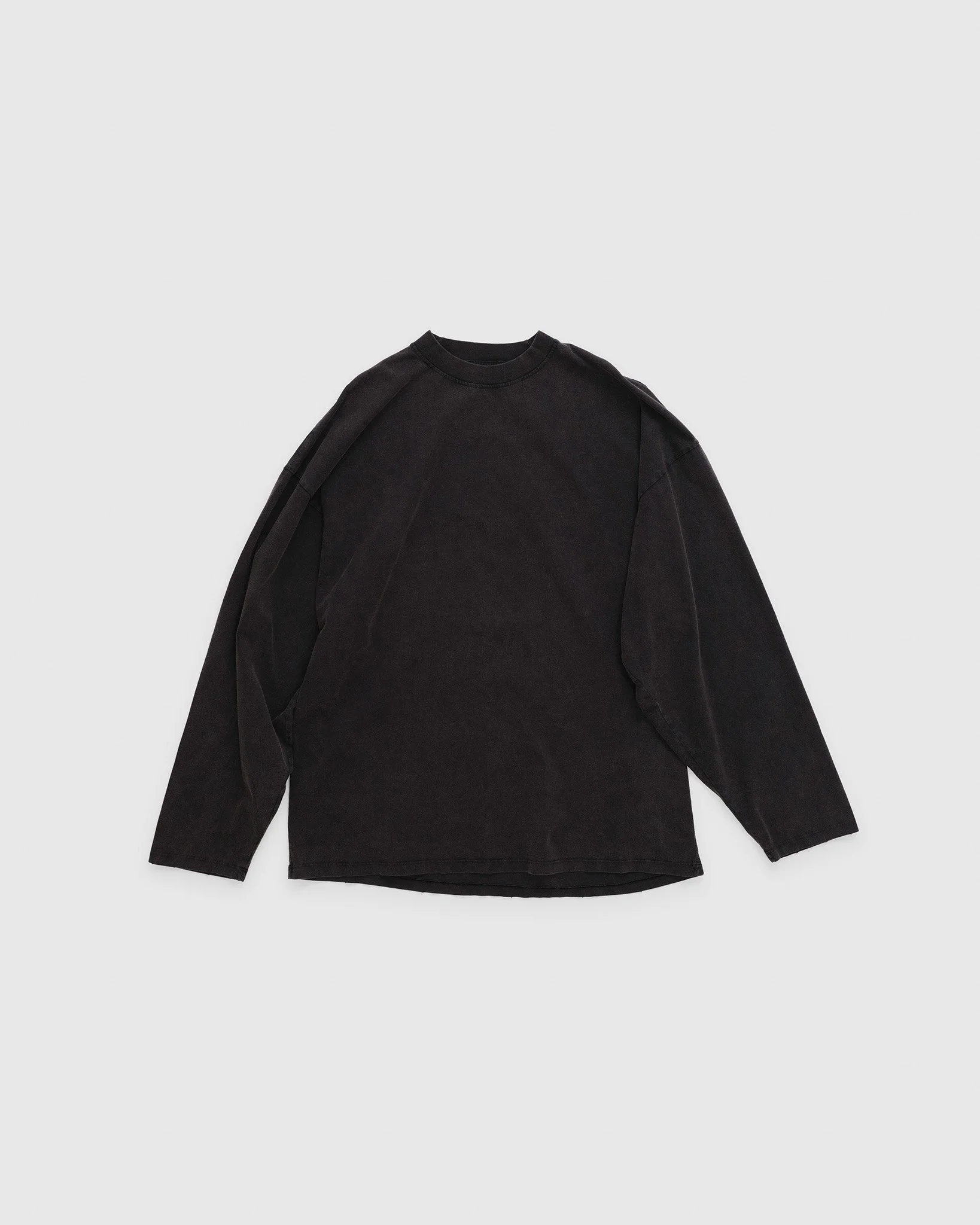 Loosefitted_LongSleeve_WashedBlack_Pteron_Front.jpg