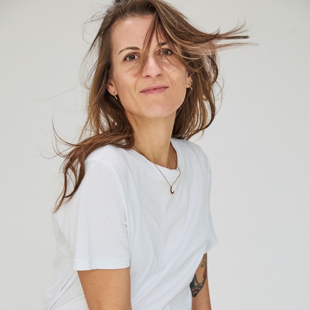 Business Coachin im weißen T-Shirt