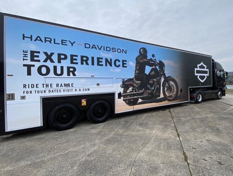 BOKA M&Aring;NDAG i Ume&aring;! 
😃👉🏼🏍
Nu p&aring; m&aring;ndag anl&auml;nder Harley-Davidsons stora Europa turn&eacute;buss full av 14 av H-D&rsquo;s storfavoriter som ni f&aring;r provk&ouml;ra! ⭐️
Vi kickar ig&aring;ng kl 10:00, vi grillar hamb