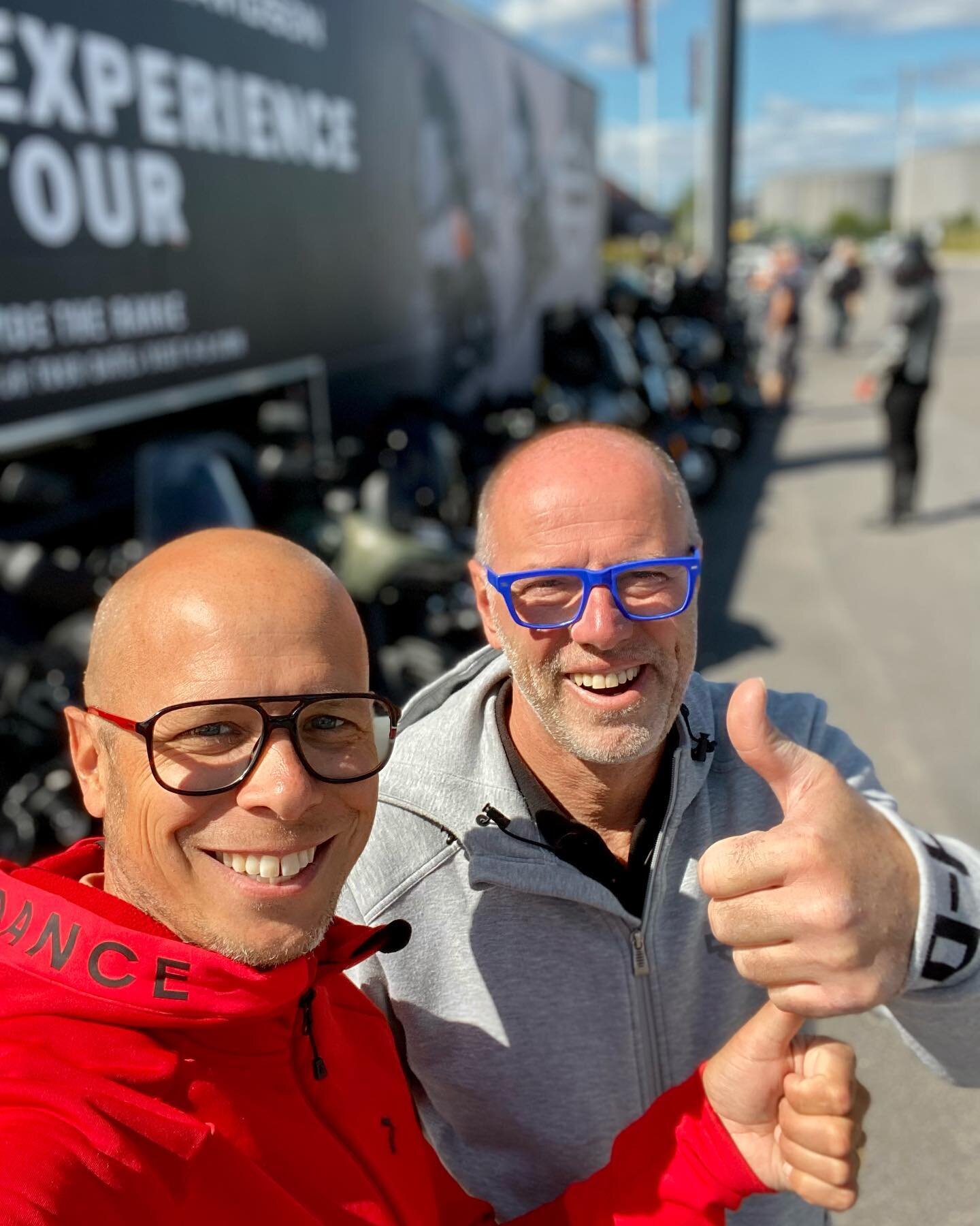 Solen skiner ☀️ och demo hojarna rullar hela tiden med provk&ouml;rningar 🏍💨😎. Sjukt stort intresse att testa Livewire, Harley-Davidsons elhoj⚡️!

Kom &aring; h&auml;ng med oss ✋😀. 
Idag till kl 20:00 imorgon 12-18.

Dream It. Live It. 

#harleyd