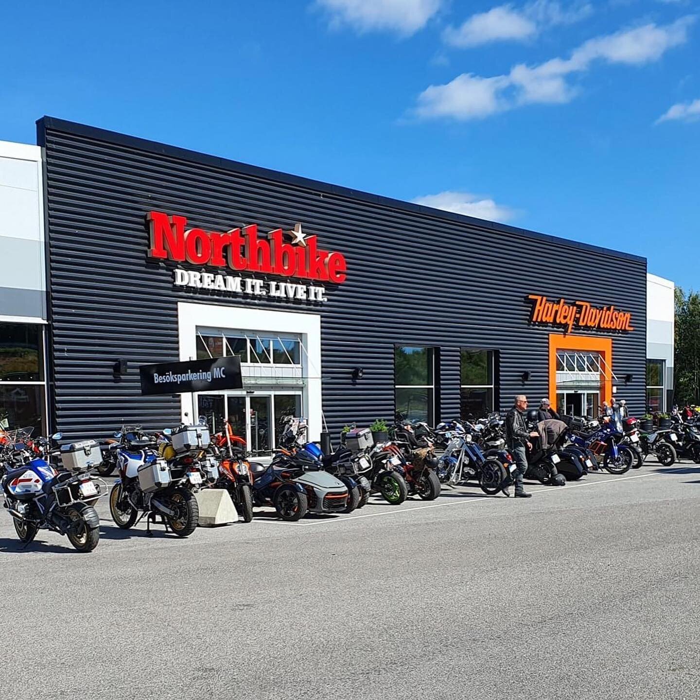 Tack alla som kom och deltog i v&aring;r Experience Tour i Sundsvall! 
Totalt var det strax &ouml;ver 400 provk&ouml;rningar s&aring; nog blev det m&aring;nga som fick uppleva Harley lifestyle hos oss🤟☺️. 
6 Harleys hittade nya &auml;gare och mest i