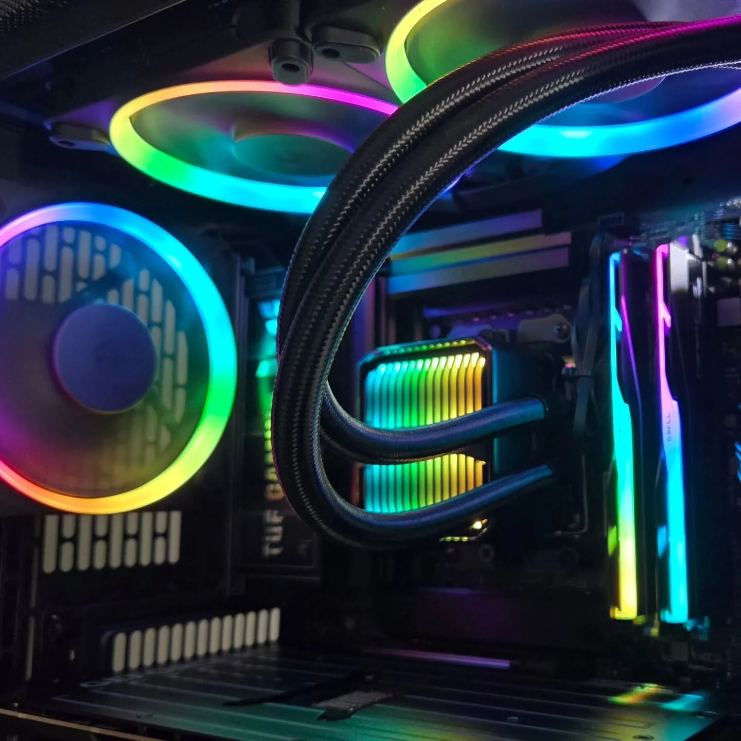 Latest build! Be Quiet, Fractal and Asus coming together in clutch 💪🏻