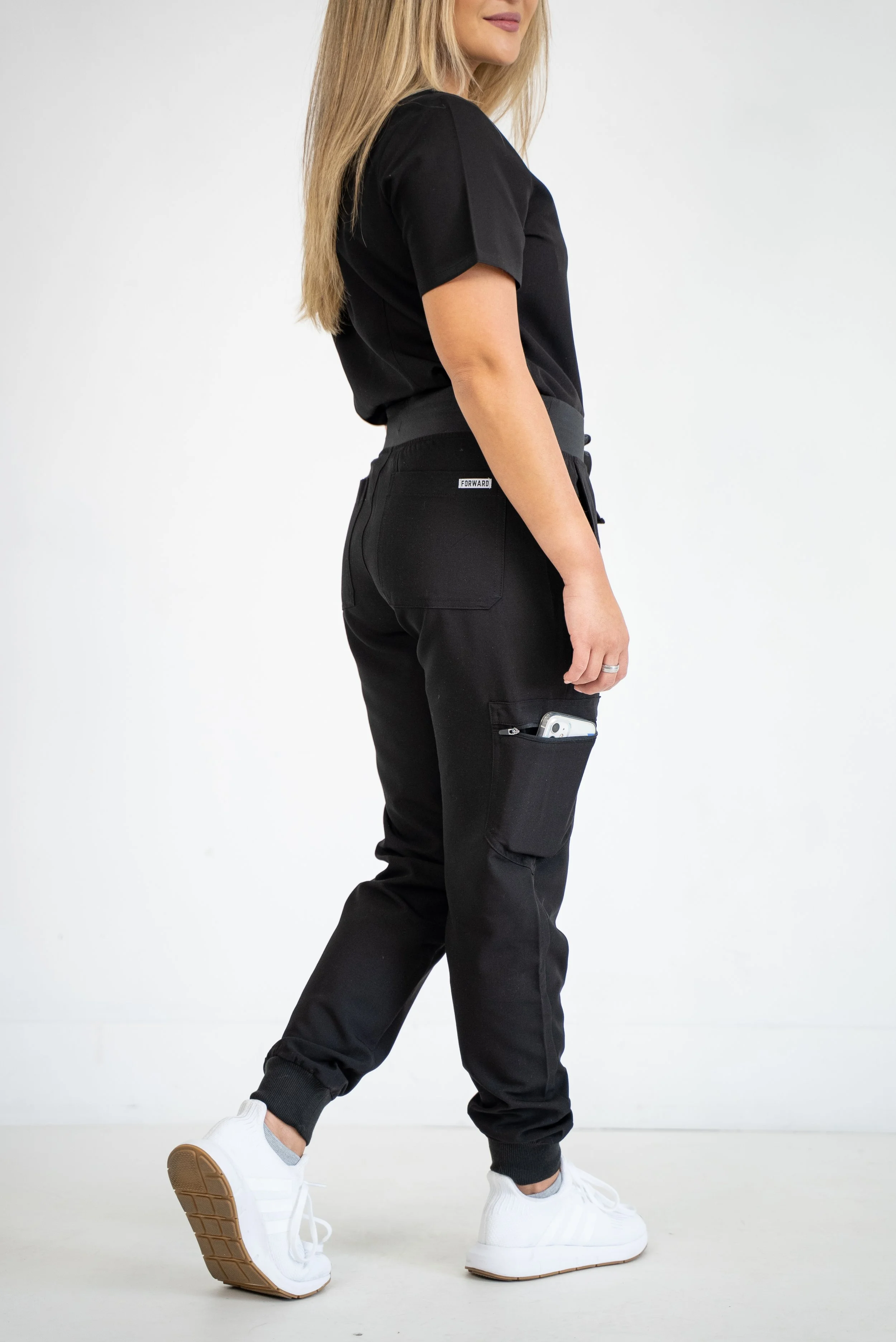 Ellesse sales black joggers