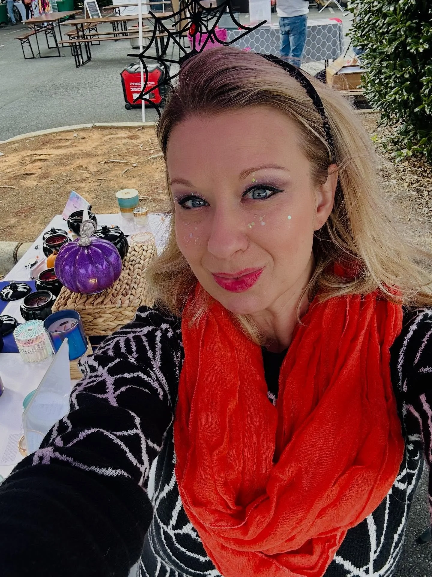 What a festive and fun event last night at @lostworldsbeer Dark Market! Thank you to all who came out to support 🙏 I have so much fun getting to share my passion of spreading the Soul Love Intentions @soulloveconnections while also just having the o