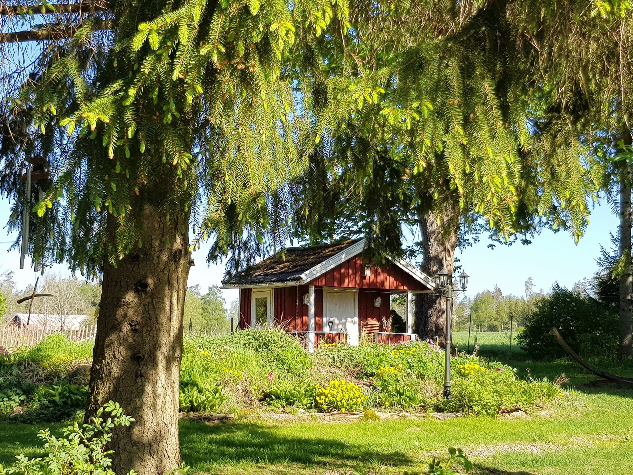 Gartenhaus im Frühling.jpg