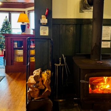 From all of us to all of you, wishing you a safe and cozy holiday season 🎄✨

#happyholıdays #jughandlecreekfarm #farmhouse #merrychristmas🎄