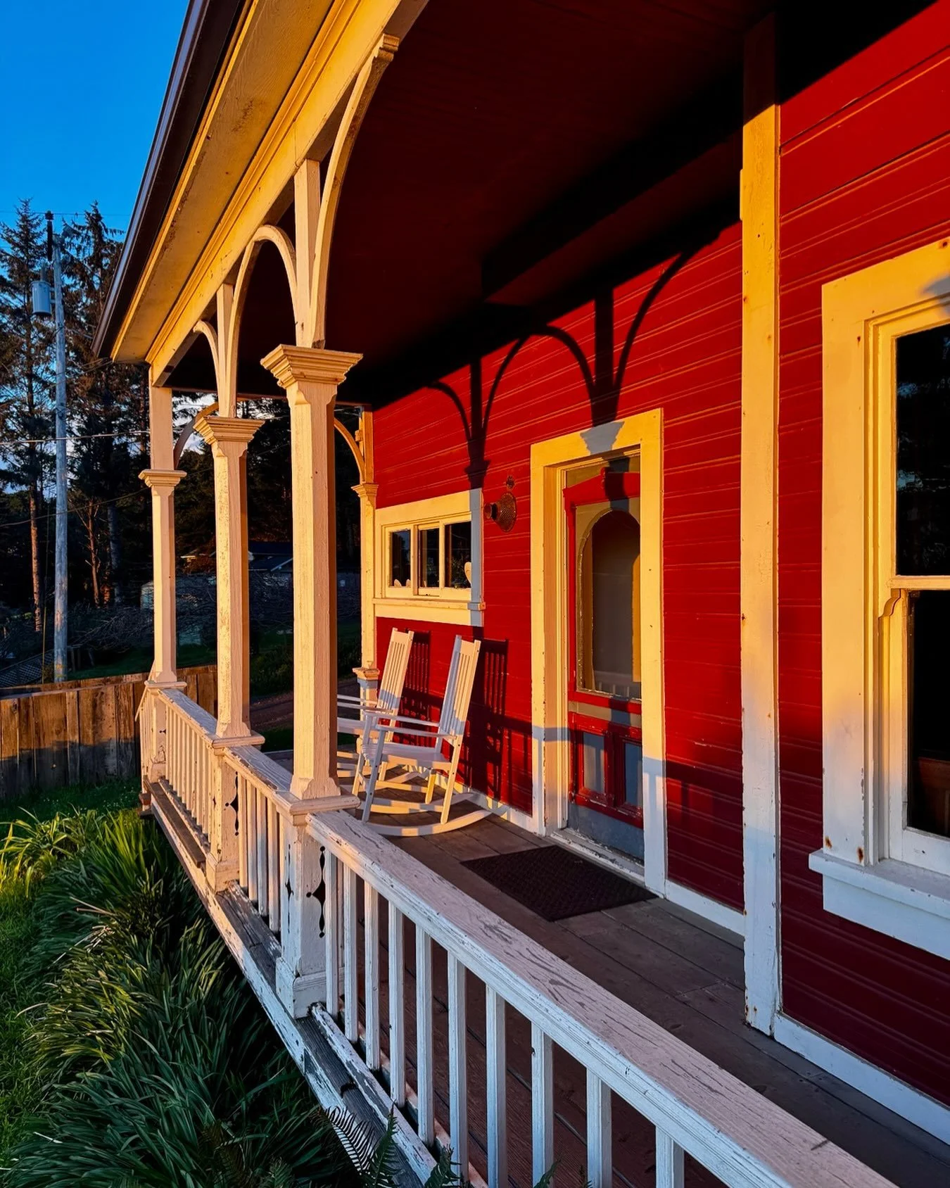 It&rsquo;s not too late to gather friends and family for a summer shindig out here on the coast! A few August dates just opened up on our Farmhouse calendar&hellip; what luck! ✨Book your last minute Farmhouse stay with a check-in date between 8/4 and