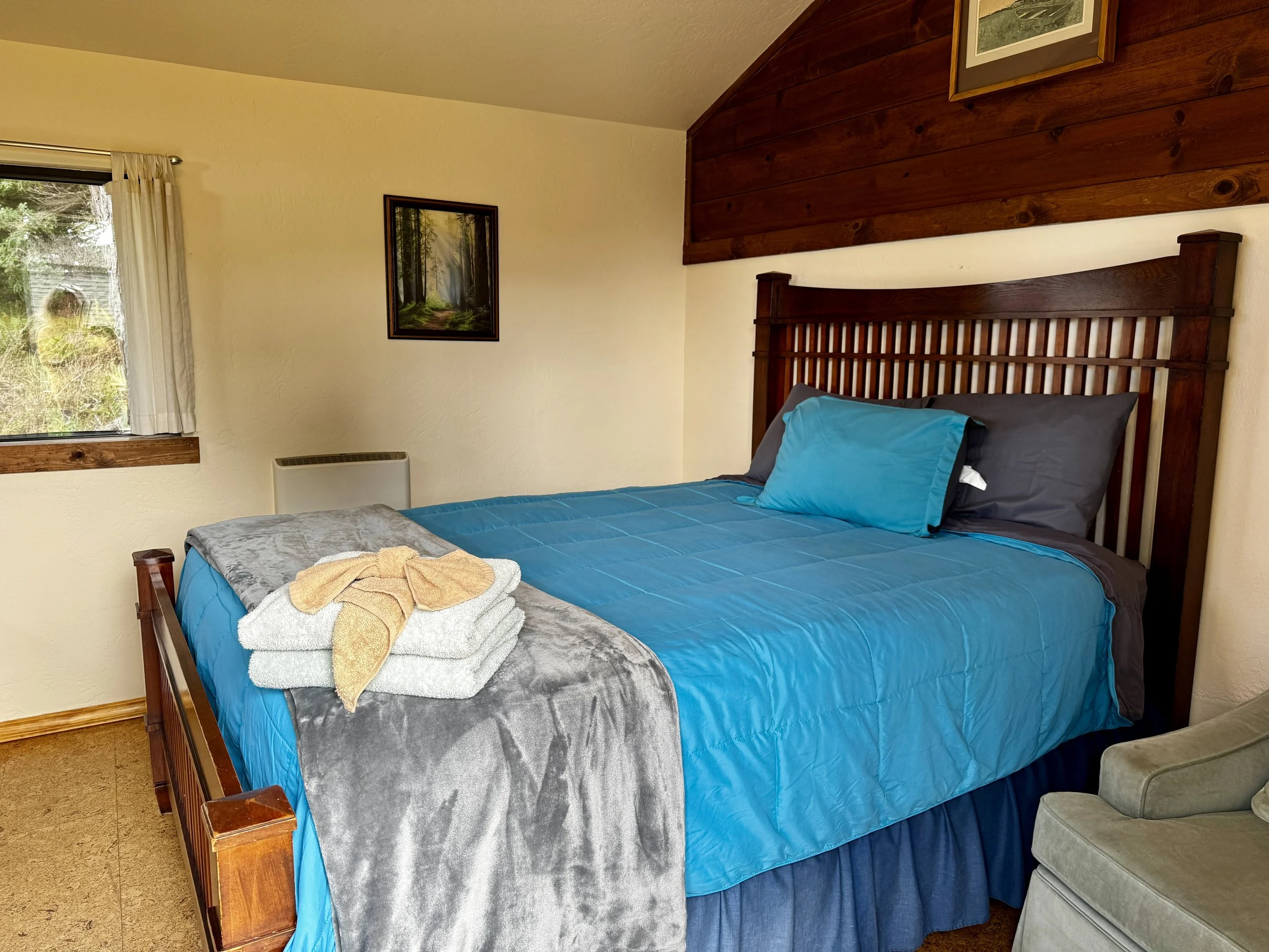 The Grand Fir Cabin features a Queen size bed and woodstove.  Located just off our parking lot  near the shared Kitchen and Bathroom.