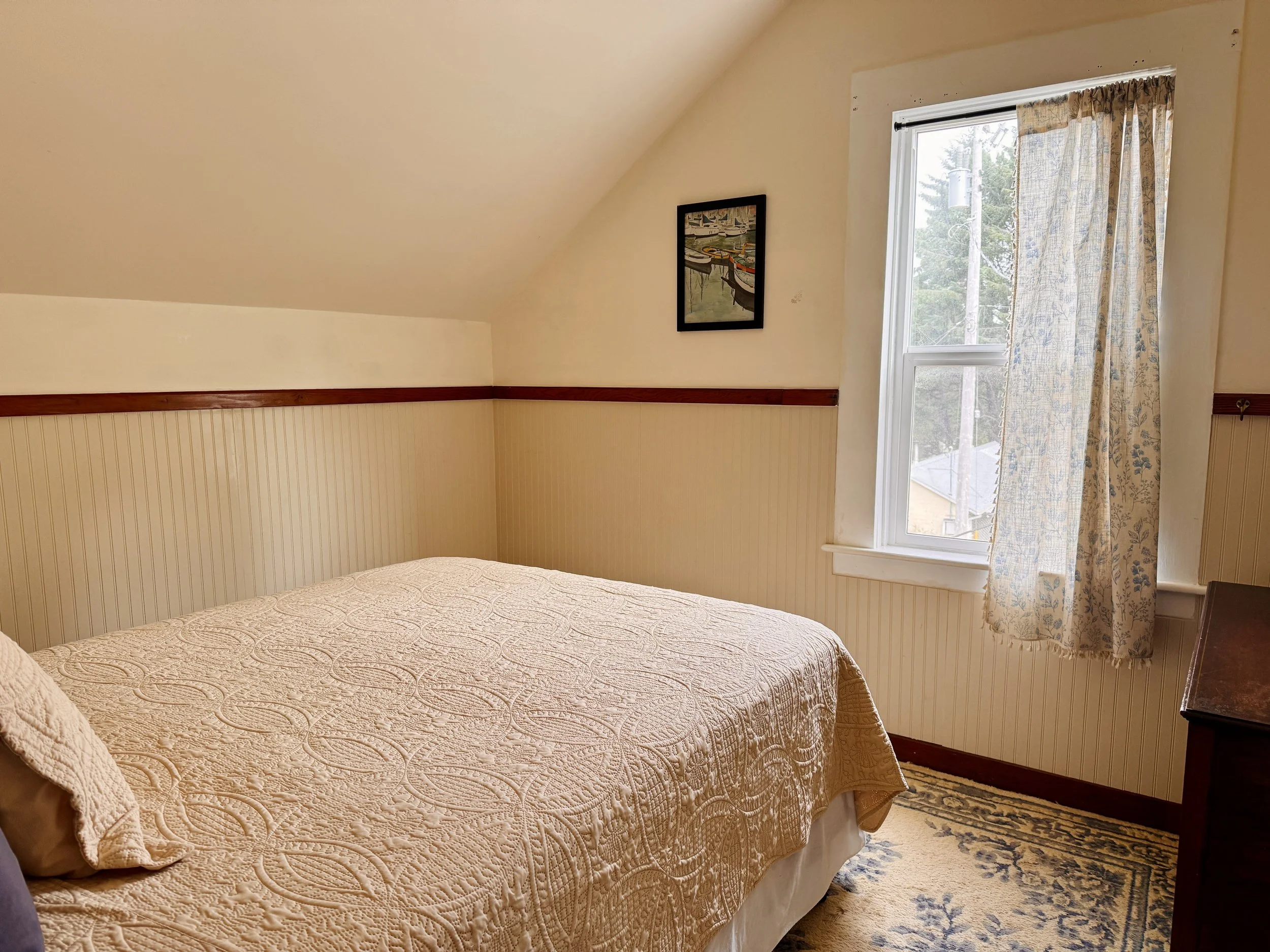 Bedroom # 7 - The Iris Room - features a Queen size bed