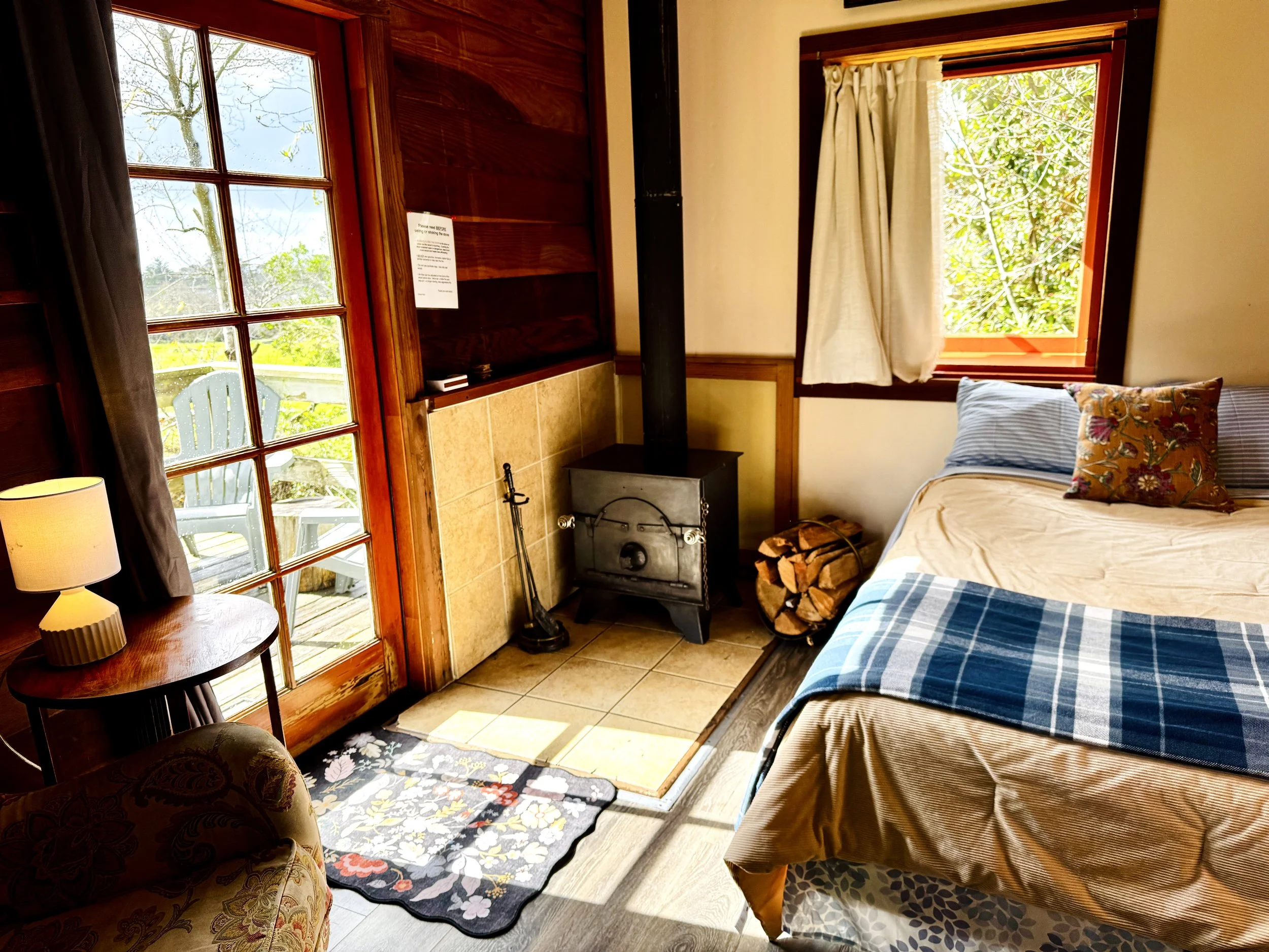The Orchard Cabin - Features a Full size bed, wood stove, reading chair, and deck overlooking our apple orchard.