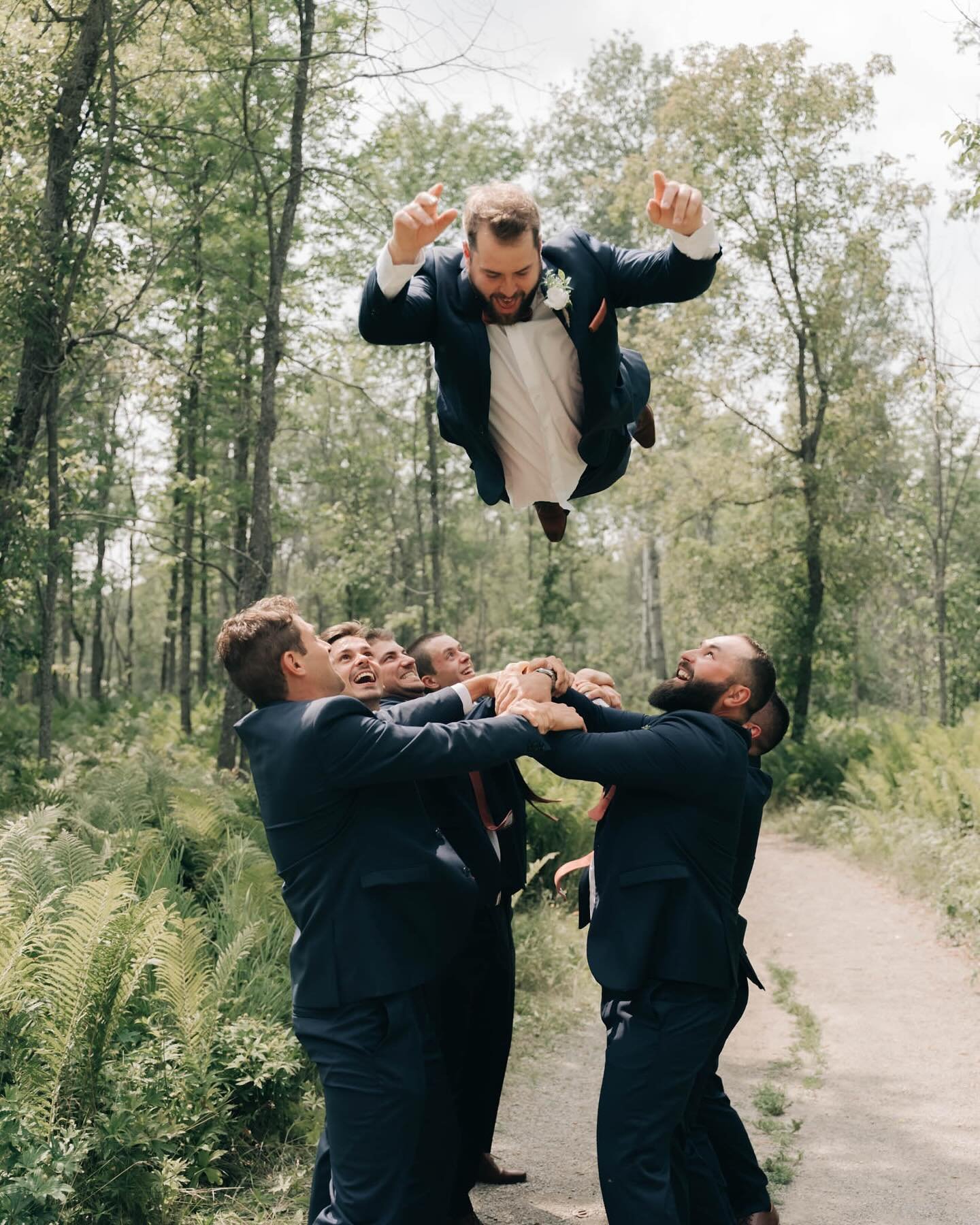 A classic pose for these gents! 😆☁️ See more from Jessica + Liam&rsquo;s day on stories today! #dreamheartcreative #thunderbaywedding

#thunderbayweddingphotographer #ontariowedding #ontarioweddingphotographer #thunderbay