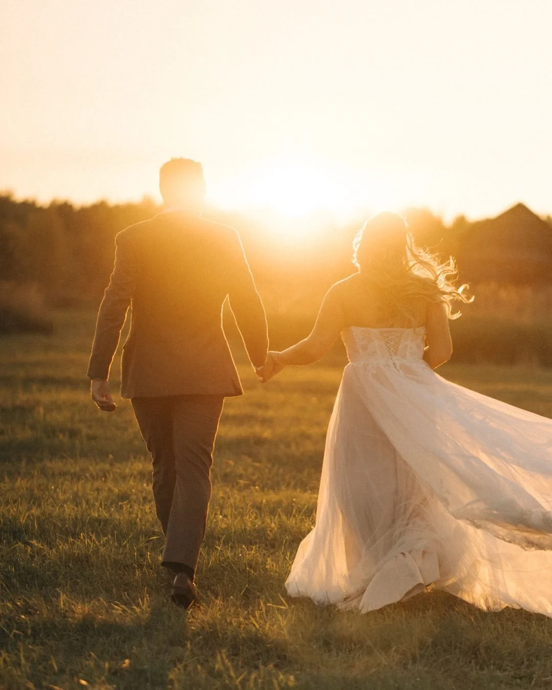 MAC &amp; JORDAN 💫 a dreamy September wedding on their own property. From private vows to their pup curling up on Mac&rsquo;s dress mid-ceremony, a hat bar to design your own wool hat, the perfect mix of DJ + live band, and sneaking away for golden 