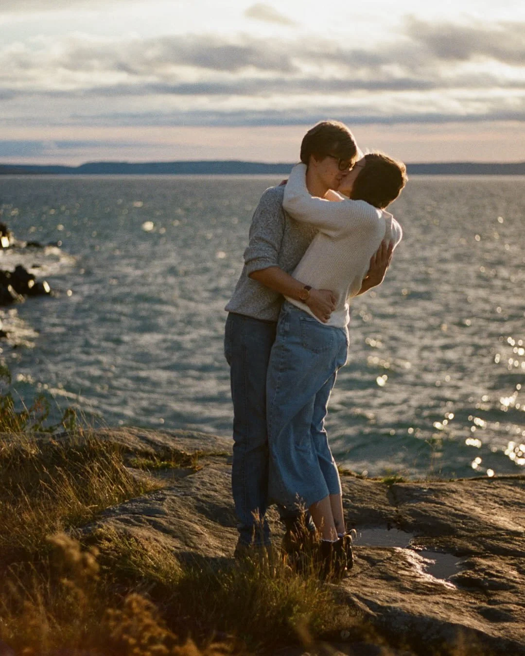 Shot completely on film, Kallie + Nicholas&rsquo; sunrise engagement session feels like a page torn from an old love story. 🥹🤍✨ 

#thunderbayphotographer #thunderbayweddingphotographer #ontarioweddingphotographer #engagmentphotography #filmengageme