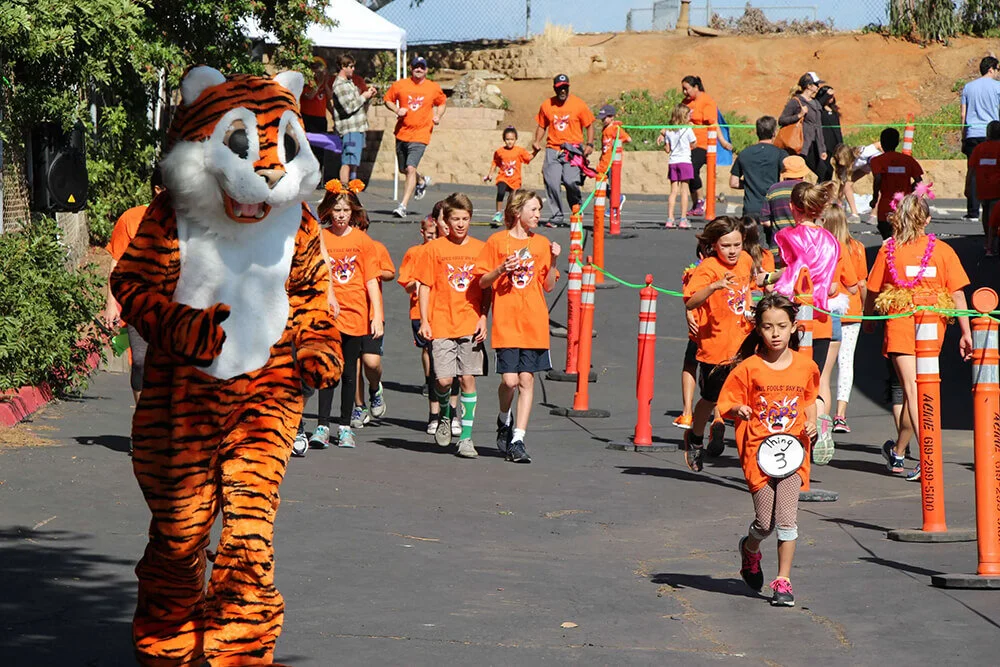 ��������-tiger-mascot-running-with-students-and-parents-at-annual-jogathon-fundraiser.jpg
