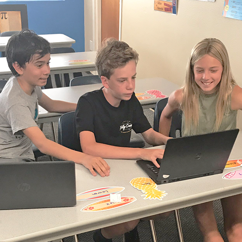 ��������-students-working-on-laptops-in-classroom.png