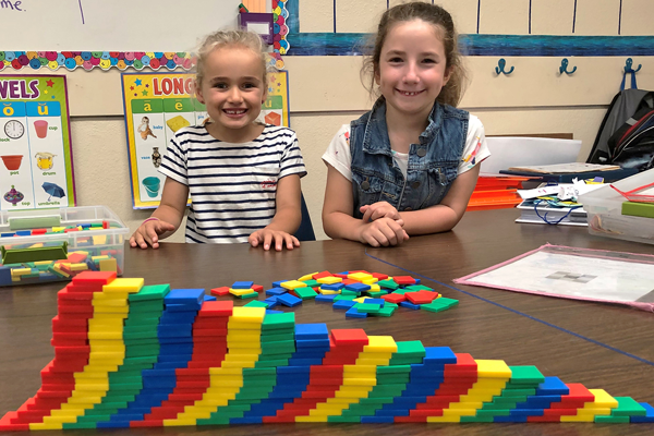 ��������-elementary-school-students-stacking-tiles-for-math-exercise.png