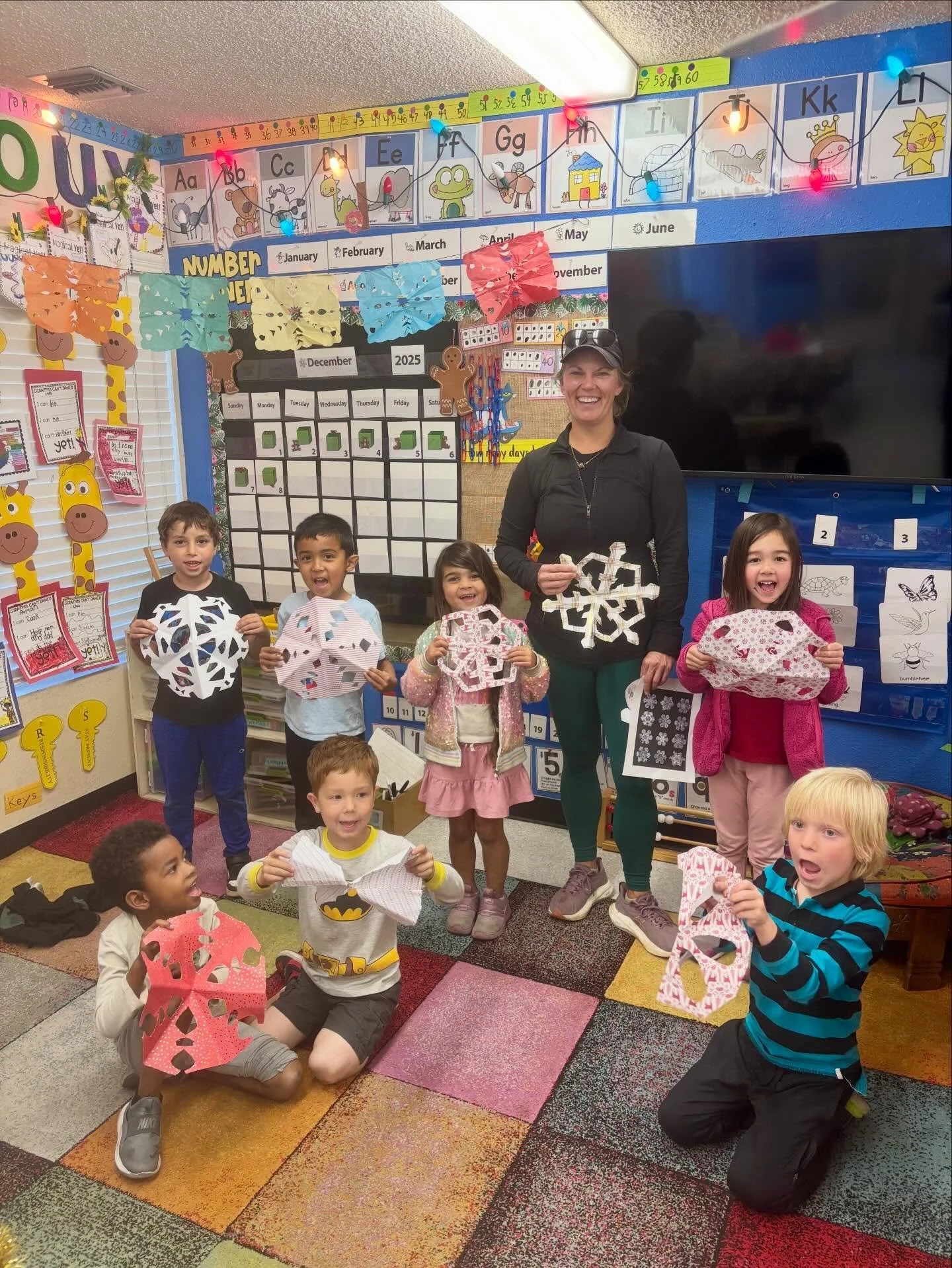❄️ The Kindergarten class had a special parent volunteer visit to teach us all about the history and geometry of snowflakes! Students loved exploring how each snowflake is unique before creating their very own. A magical blend of science, creativity,