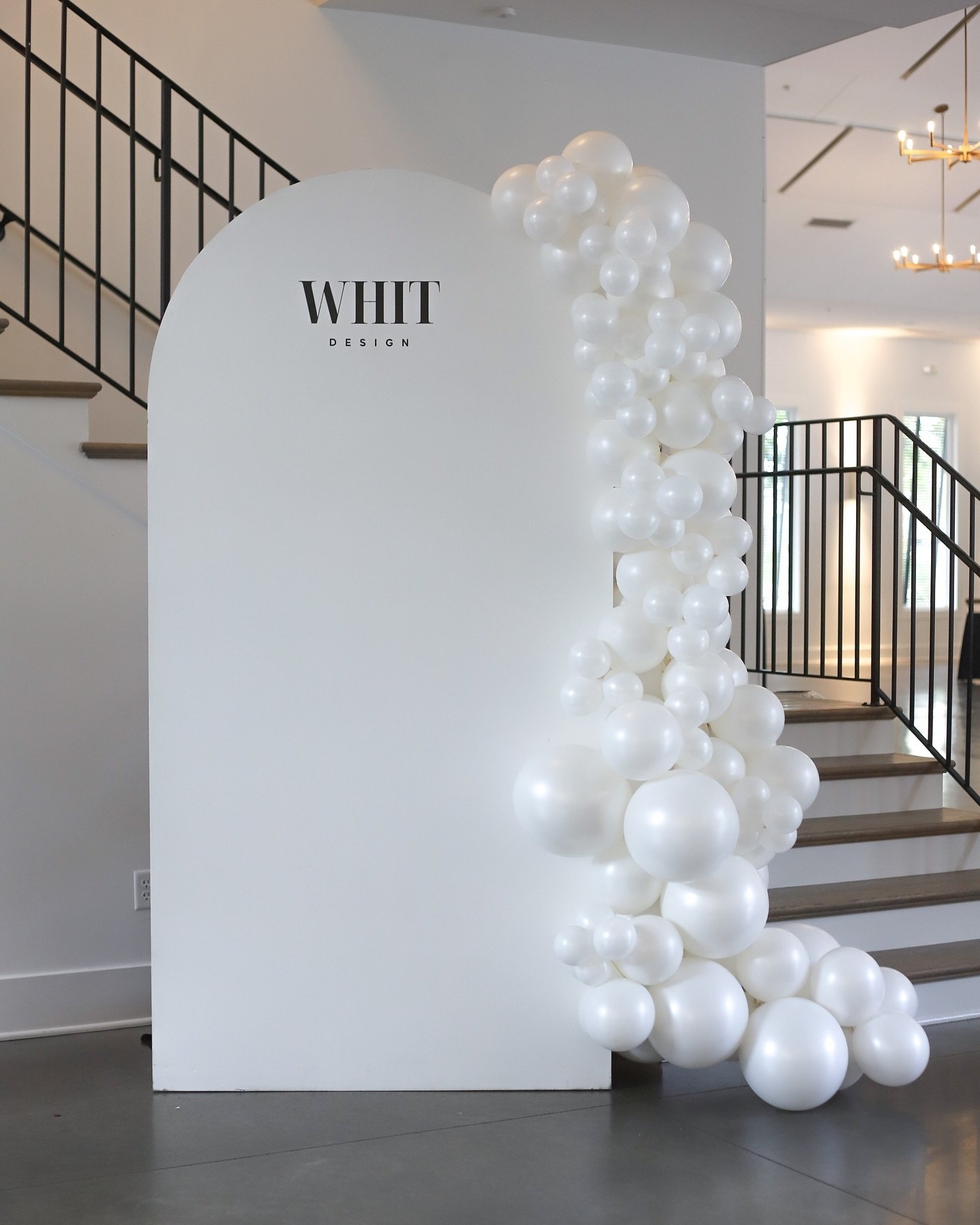 We loved this backdrop &amp; balloon combo for @whitdesign_ event at @thehuttonhouse 🎈🎊
