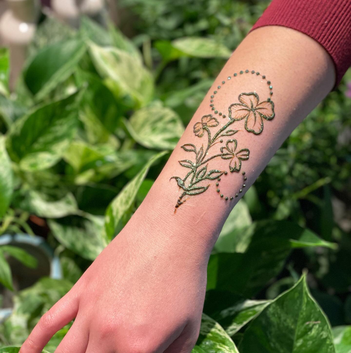 Tomorrow is the St Patrick&rsquo;s Day Parade in #downtownsiouxfalls and I&rsquo;ve got a couple of special pieces just for the event! Stop in for St Pattys Day themed henna and free glitter all day Friday and Saturday! 

#dtsf #hennaharvest #hennabo