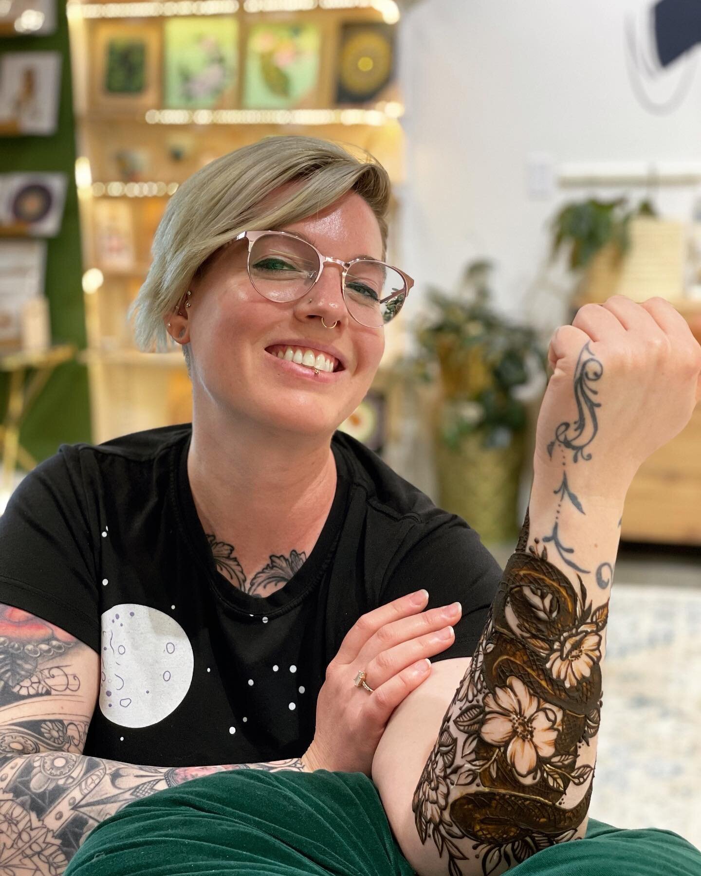 This lovely friend was so much fun to hang with during her tattoo trial session! 
We talked and geeked out over things the entire time and had a blast throughout all of it! Swipe to see close ups and on the verrrry last page a stain update! My favori