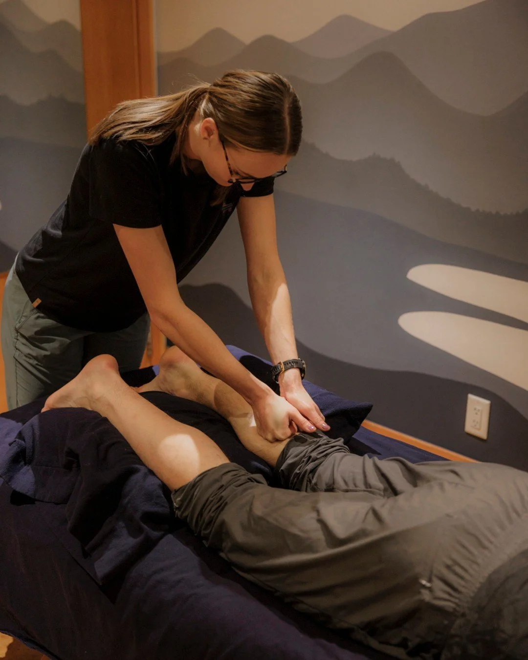 Don’t let tight calves hold you back this winter!
Tight calves can cause more than just discomfort; they can limit your mobility, affect your performance and even lead to injuries.
Our physiotherapist Carly specializes in treating calf ti