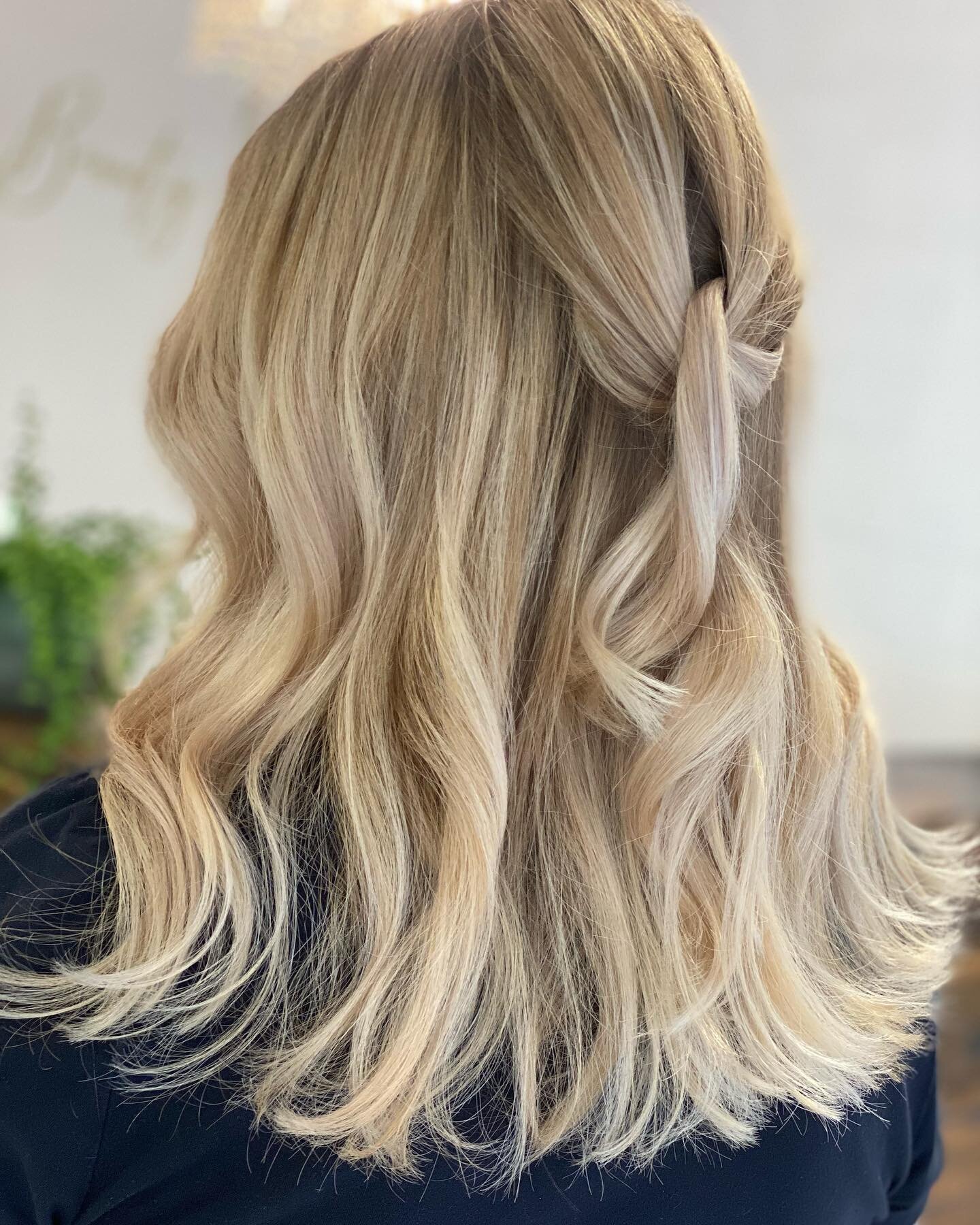 &bull;PAINTED&bull; Painted hair, or Balayage is the perfect way to add that brightness while still maintaining a low maintenance blonde. So, Yes! You can have a beautiful blonde with it still being low maintenance 🤩

Styling Products: Neuma Moistur