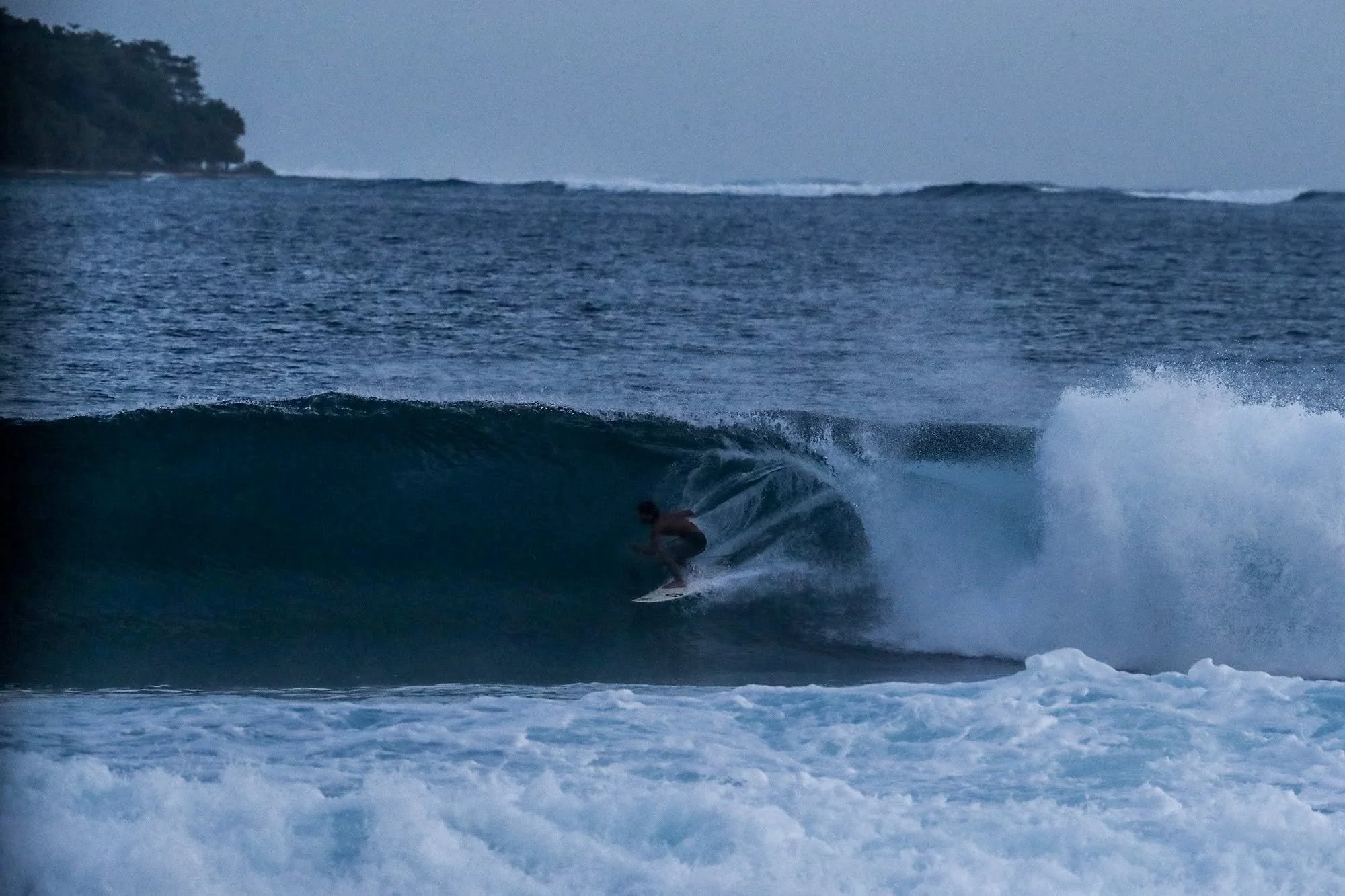 @hapyy_piiss fires up for a late arvo session in attack mode in his own backyard 🔥🔥🔥 #simeulue #dylan #surf #local