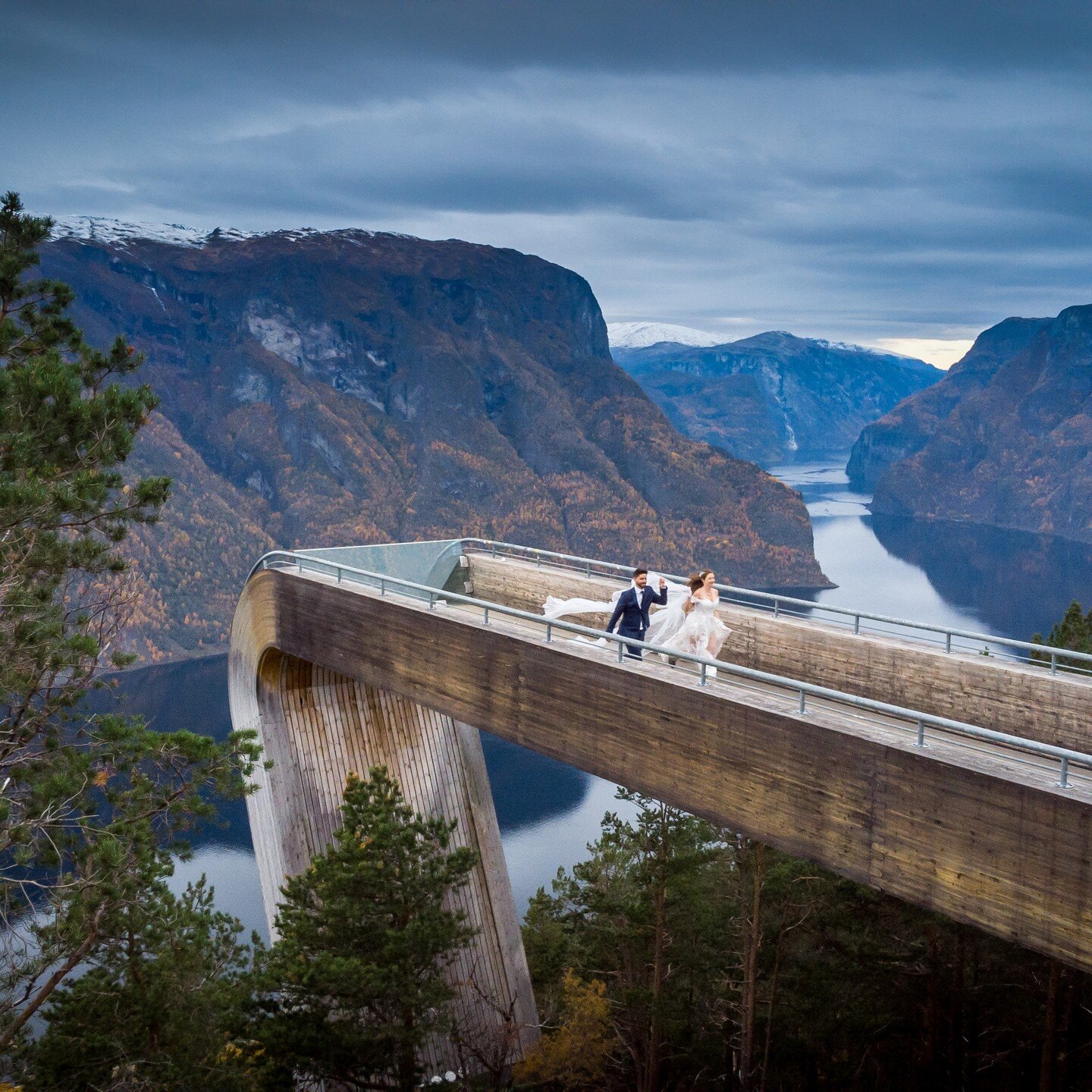 One of the most exhilarating elopement places in Norway. You will visit this location on your SUV photoshoot adventure. Epic pictures guaranteed...

@get_married_in_norway 

#stegasteinviewpoint #stegasteinelopement
#fjordweddingsandelopements #fjord