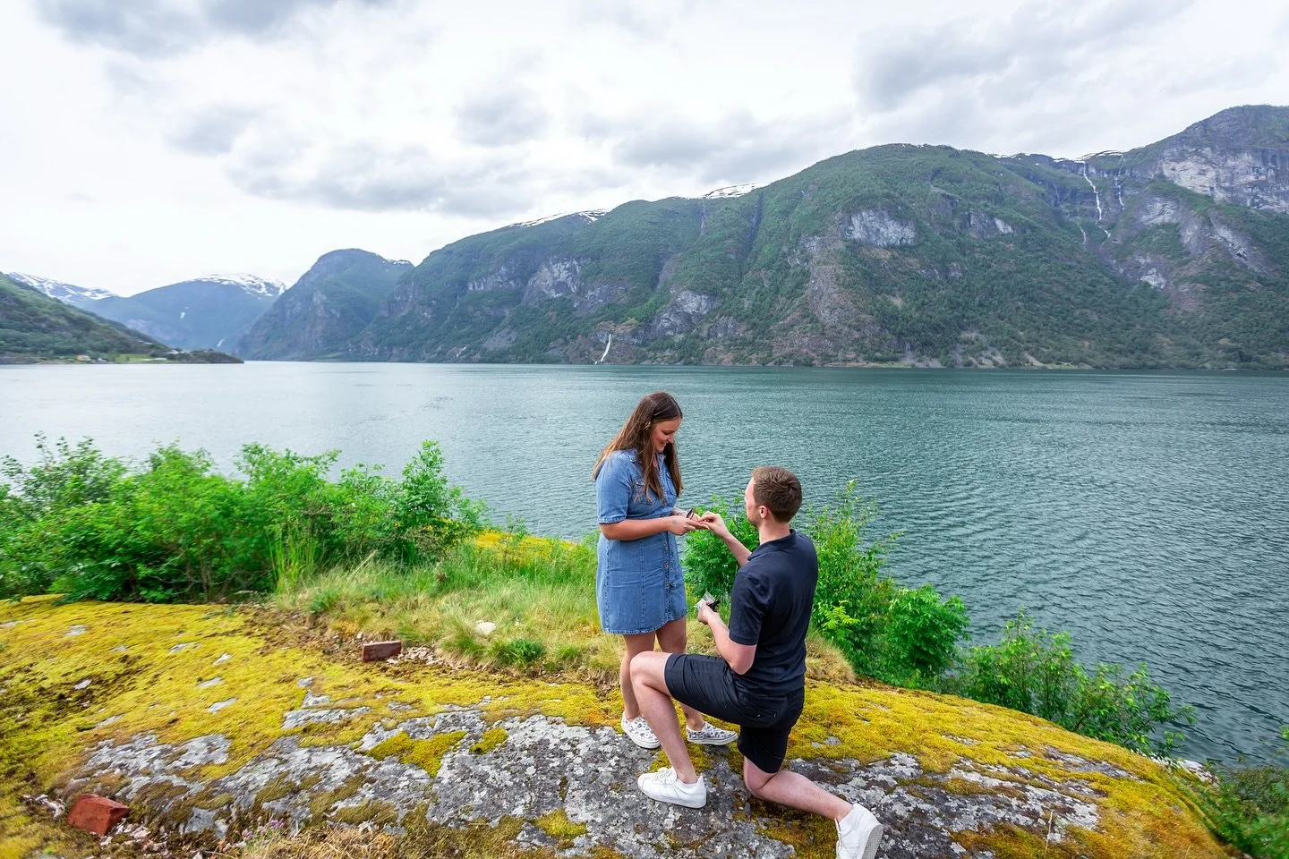 Ready to pop the question with stunning views? 💍📸
We offer beautiful engagement sessions with the fjords as your backdrop. 
Included in our Norway Proposal Photoshoot: 
💫Norway destination travel planning
💫Luxury SUV Transportation including h