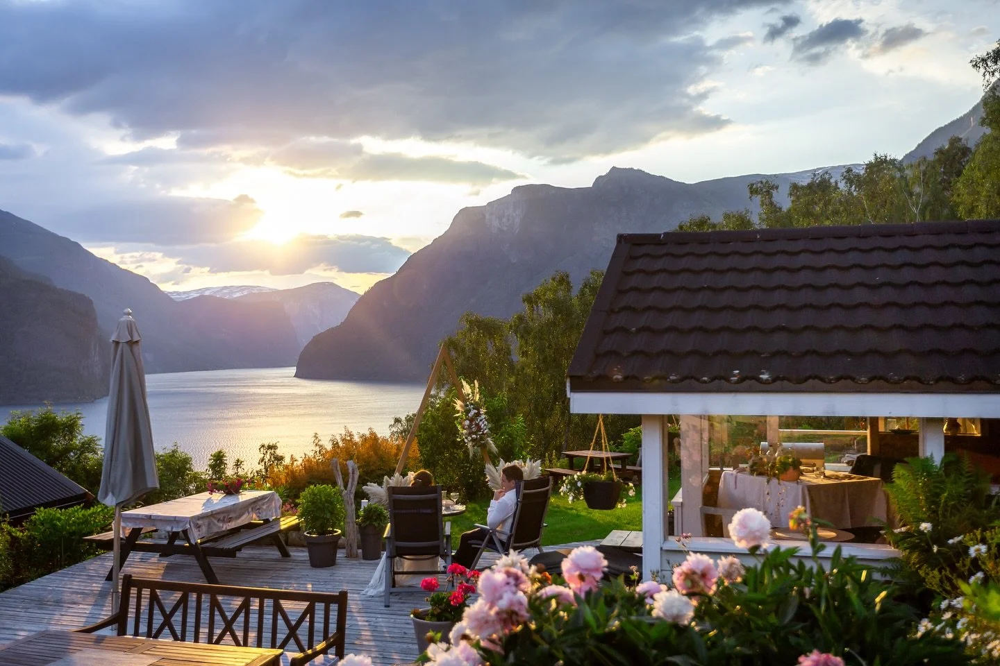 Summer wedding season is here! ☀️💍
Dreaming of a sun-soaked celebration in the heart of the fjords? Now is the time to start planning for 2026 or 2027. Let’s make it unforgettable.
#SummerWedding #FjordWeddings #NorwegianFjords #DestinationLo