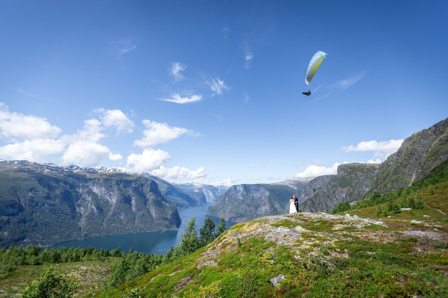 Your wedding day can be anything you want it to be.

Even this.

A ceremony on a hillside above the fjord, with a paraglider drifting overhead and the mountains rising all around you. Norway does not do ordinary. And neither should your wedding.

We 