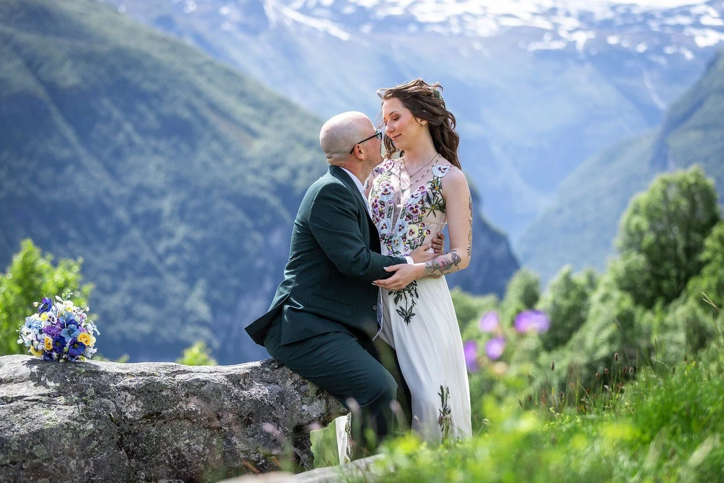 Not all love stories look the same. And that is exactly the point.

We have built intimate ceremonies for two people on a hillside. We have celebrated with 50 guests on a fjord terrace. We have dressed tables with wildflowers, raised drinking horns, 
