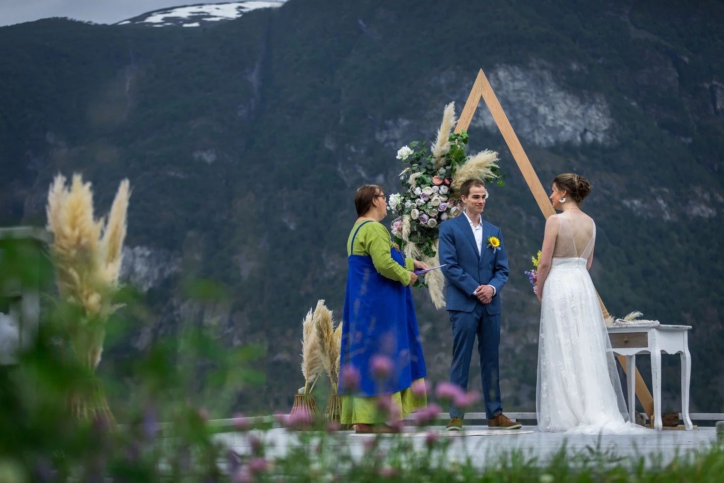 Flowers. Pampas grass. A wooden arch against the mountains. And two people choosing each other.

This is what a fjord ceremony looks like when every detail is built around you.

We work with local florists and stylists to bring your vision to life, w