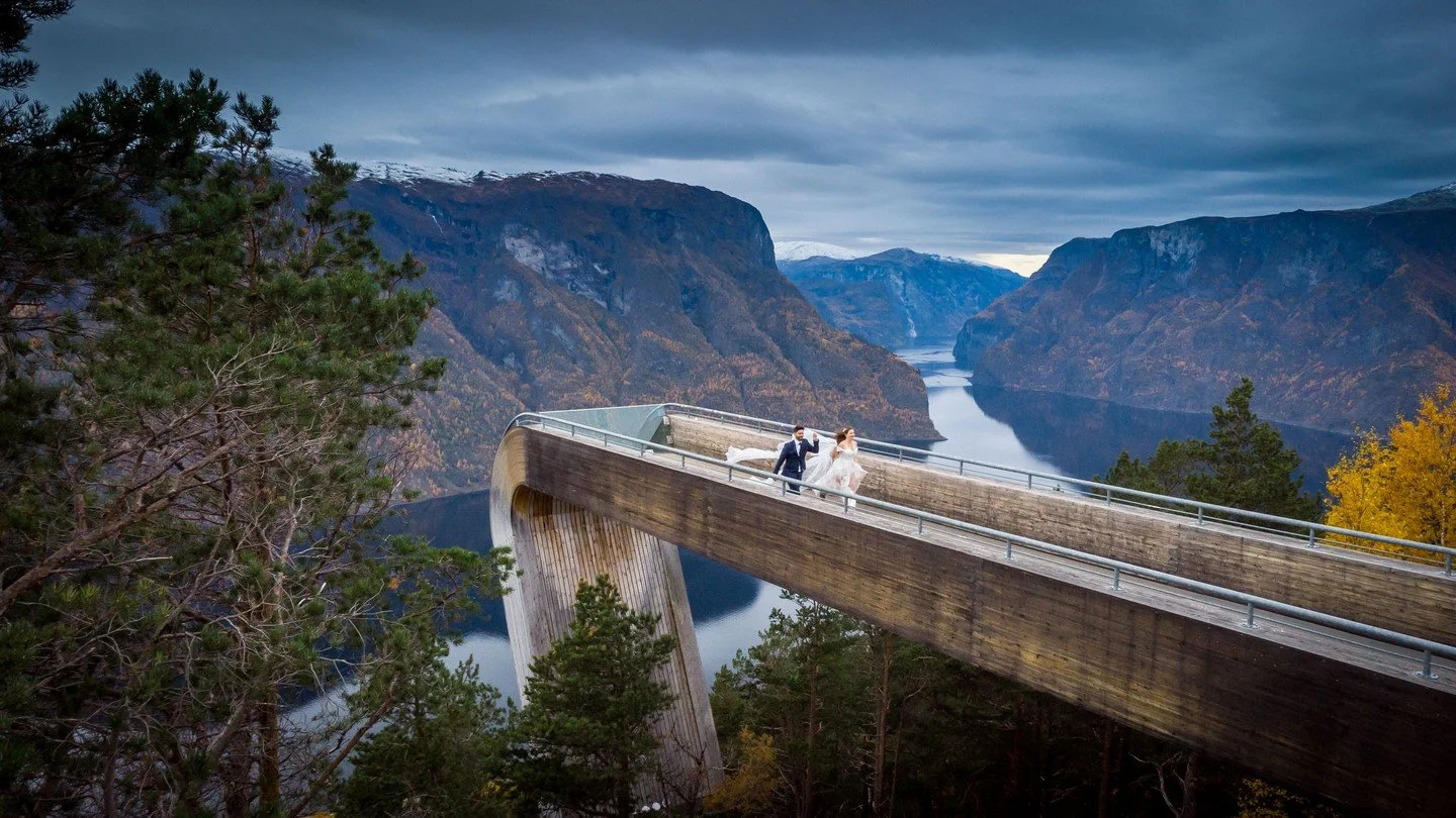 Stegastein. 650 metres above the fjord. And sometimes you just feel like running.

There is something that happens to couples when they arrive at Stegastein for the first time. The scale of it. The fjord stretching away below. The absolute silence up