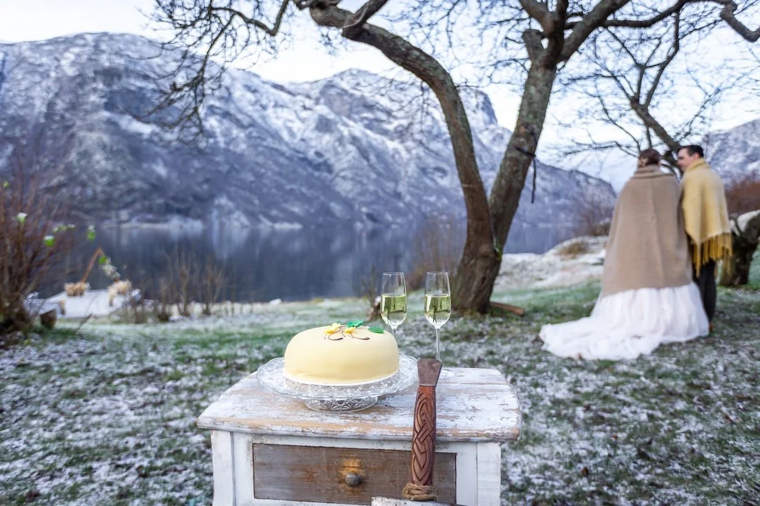 winter wedding by the fjord in norway 04.jpg