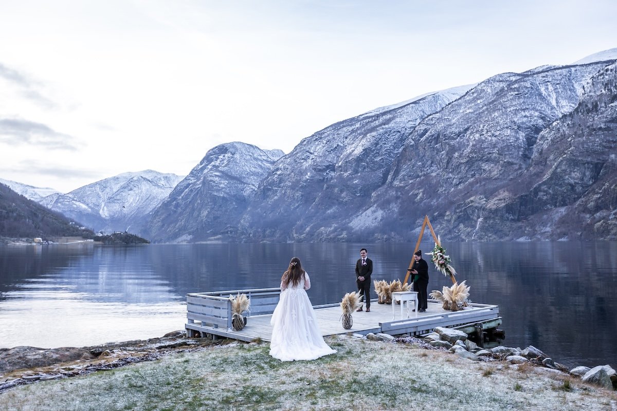 winter wedding by the fjord in norway01.jpg