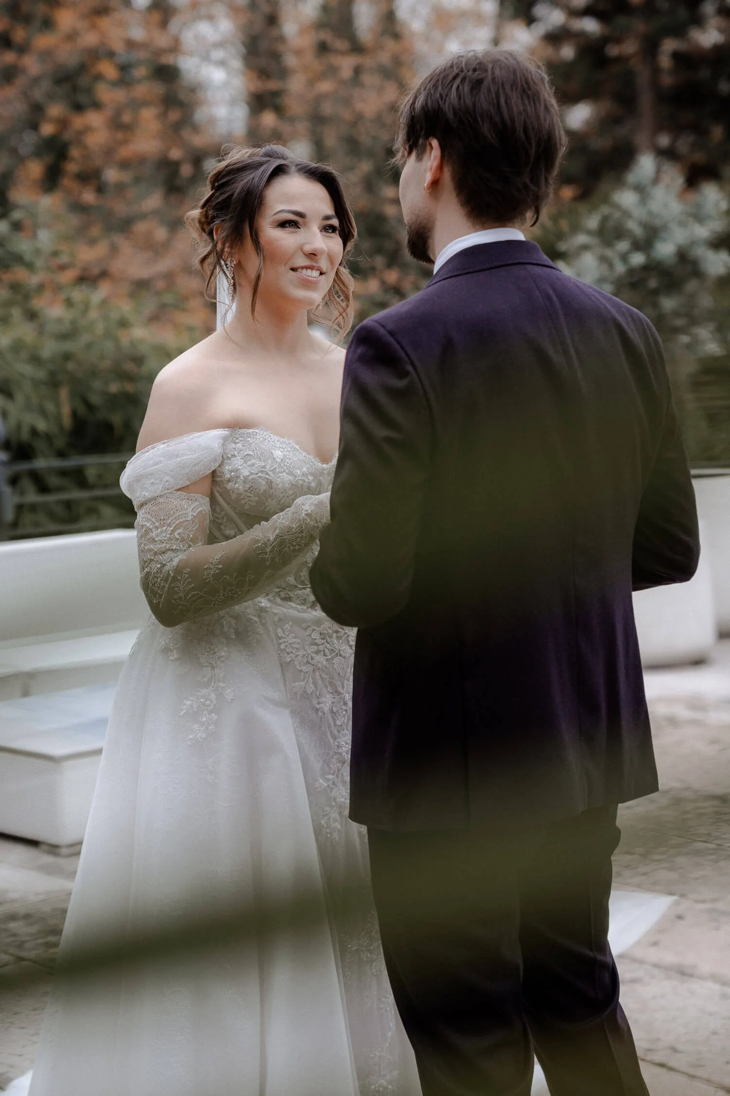 Brautpaar spricht am Pool