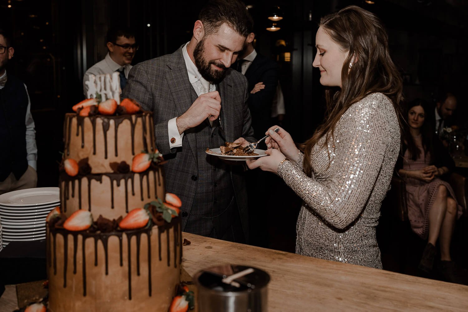 Brautpaar-Hochzeitstorte-Essen.jpg