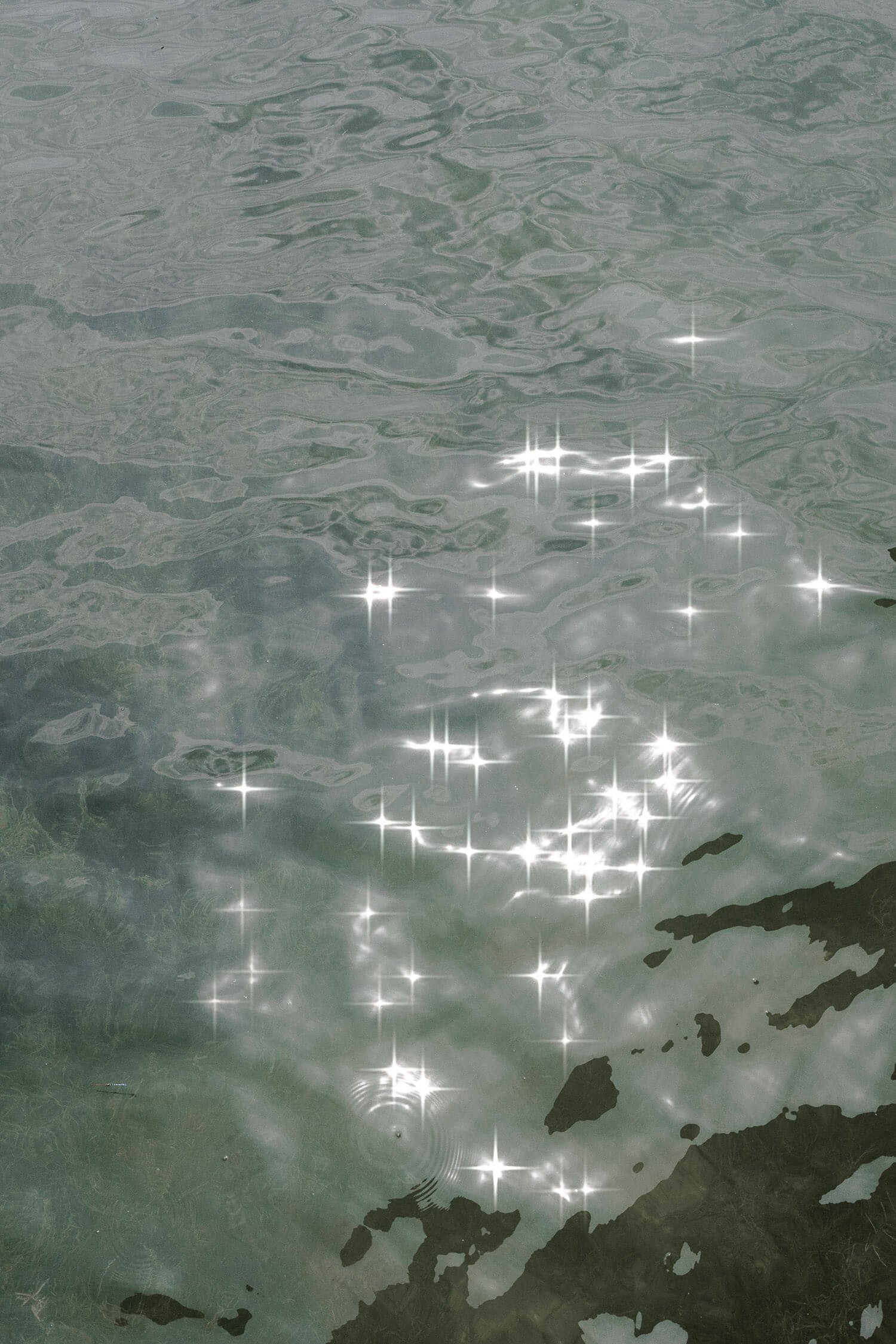 Sonnenreflexionen auf dem klaren Wasser vom Starnberger See